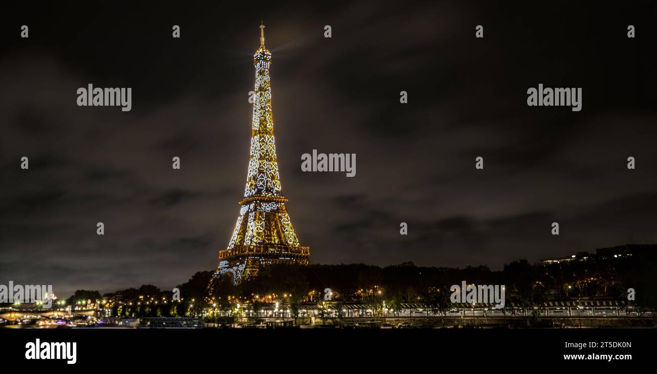 Le pont de Bir-Hakeim et la Tour Effeil de nuit Stockfoto