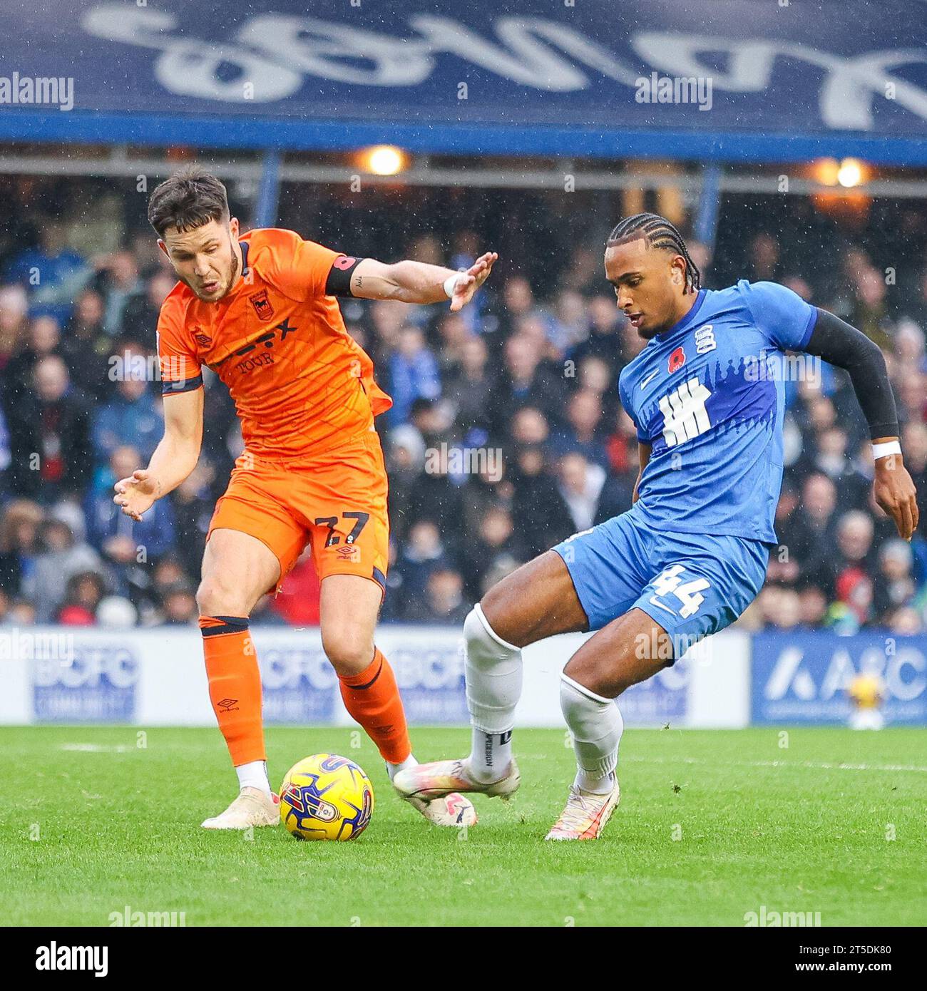 Birmingham, Großbritannien. November 2023. George Hirst und Emanuel Aiwu aus Birmingham City wurden am 4. November 2023 während des EFL Sky Bet Championship-Spiels zwischen Birmingham City und Ipswich Town in St Andrews, Birmingham, England, gespielt. Foto von Stuart Leggett. Nur redaktionelle Verwendung, Lizenz für kommerzielle Nutzung erforderlich. Keine Verwendung bei Wetten, Spielen oder Publikationen eines einzelnen Clubs/einer Liga/eines Spielers. Quelle: UK Sports Pics Ltd/Alamy Live News Stockfoto