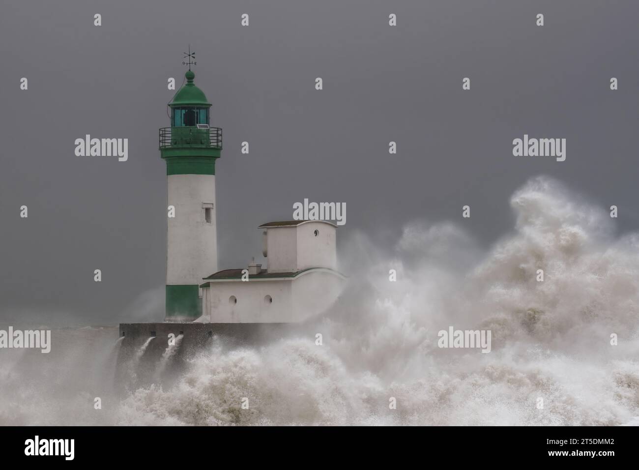 Le phare du Tréport dans la tempête Ciaran, vagues géantes Stockfoto