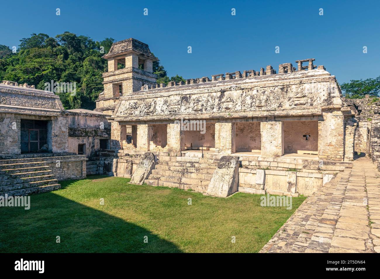 Innere plaza des mayan Palace Struktur mit Turm, Palenque, Chiapas, Mexiko. Stockfoto