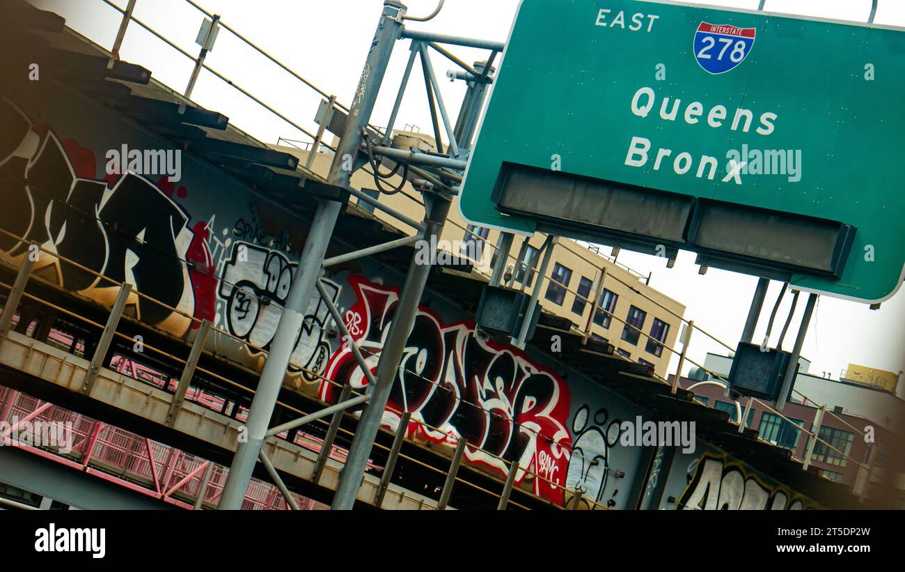 Highway-Schild, I-278 East, Queens and the Bronx, New York City, Graffiti an der Williamsburg Bridge in Brooklyn Stockfoto