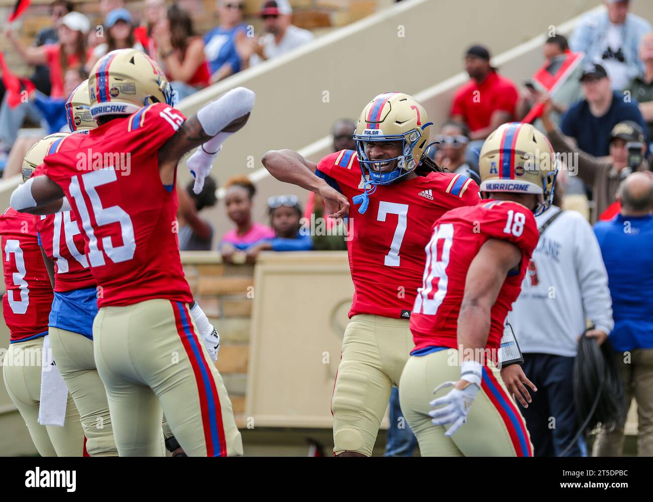 November 4, 2023: Tulsa Golden Hurricane Quarterback Cardell Williams (7) und Tulsa Golden Hurricane Wide Receiver Carl Chester (15) feiern einen Touchdown während des ersten Viertels des NCAA Football Spiels zwischen der University of North Carolina Charlotte 49ers und der University of Tulsa Golden Hurricane im H.A. Chapman Stadium in Tulsa, OK. Ron Lane/CSM Stockfoto