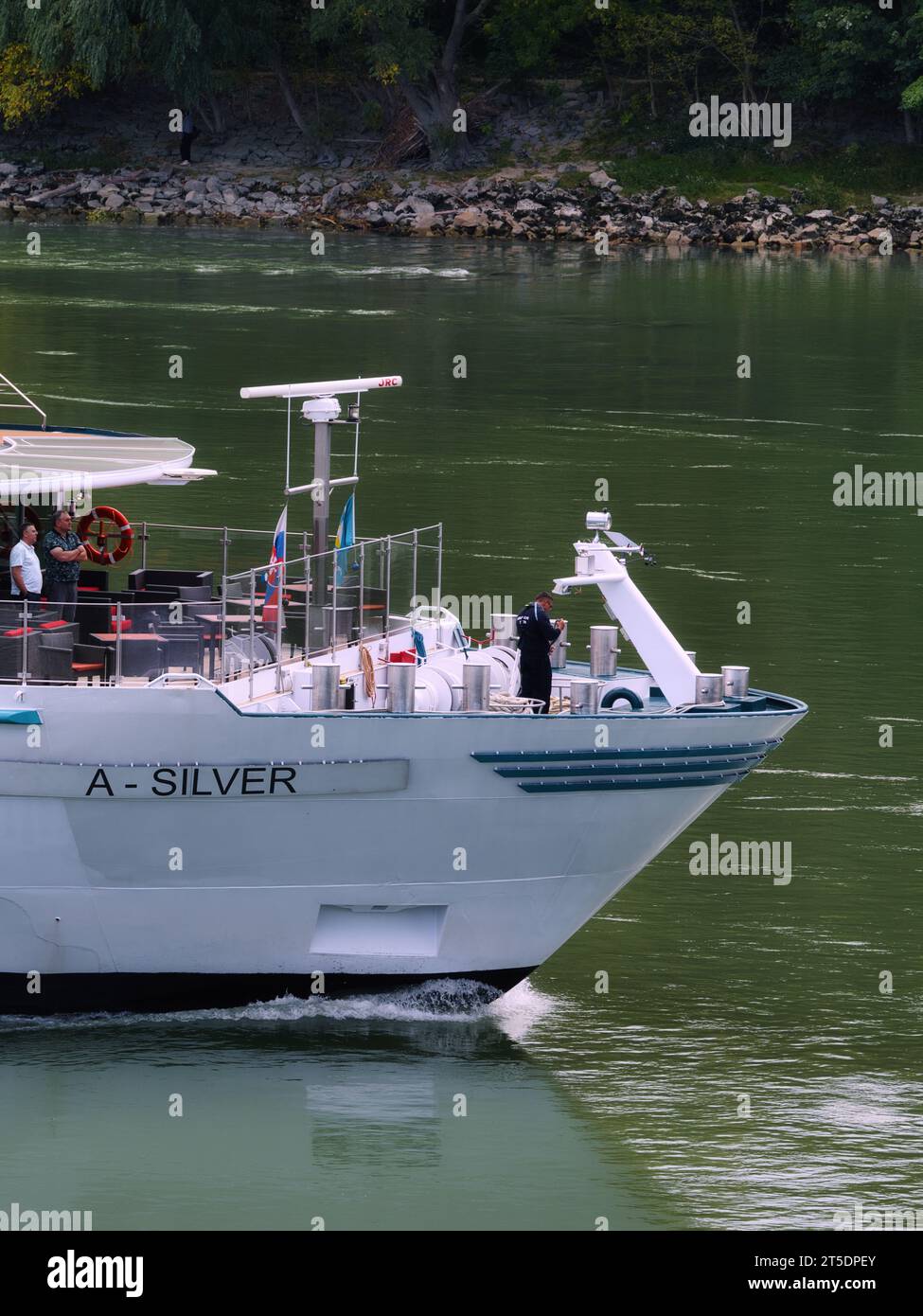 Nahaufnahme des Bugs eines Flusskreuzfahrtschiffes auf der Donau in der Slowakei. Stockfoto