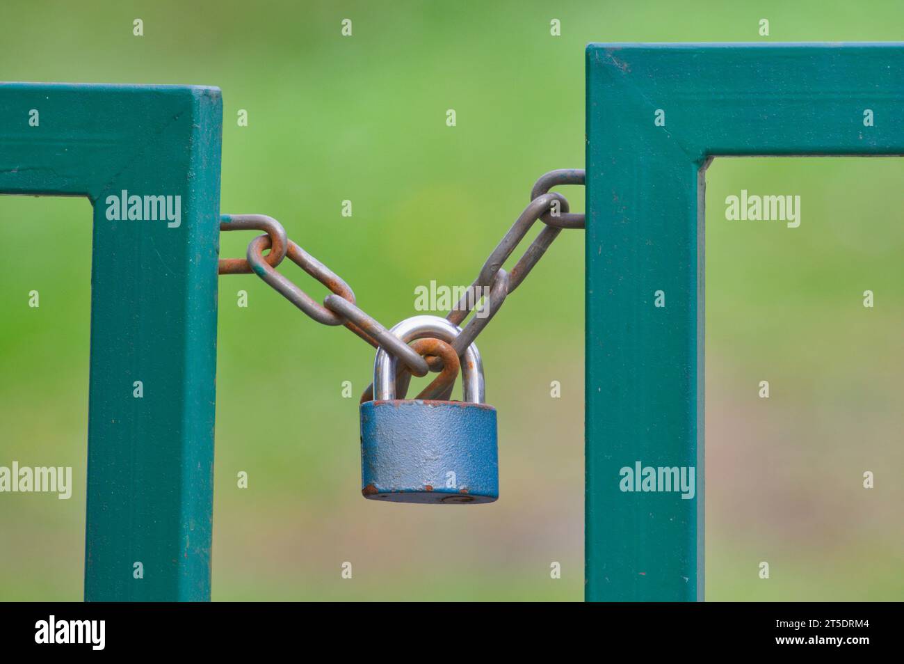 Verriegeltes Sicherheitsvorhängeschloss. Kein Zutritt oder kein Betreten des Konzepts des privaten Eigentums. Stockfoto