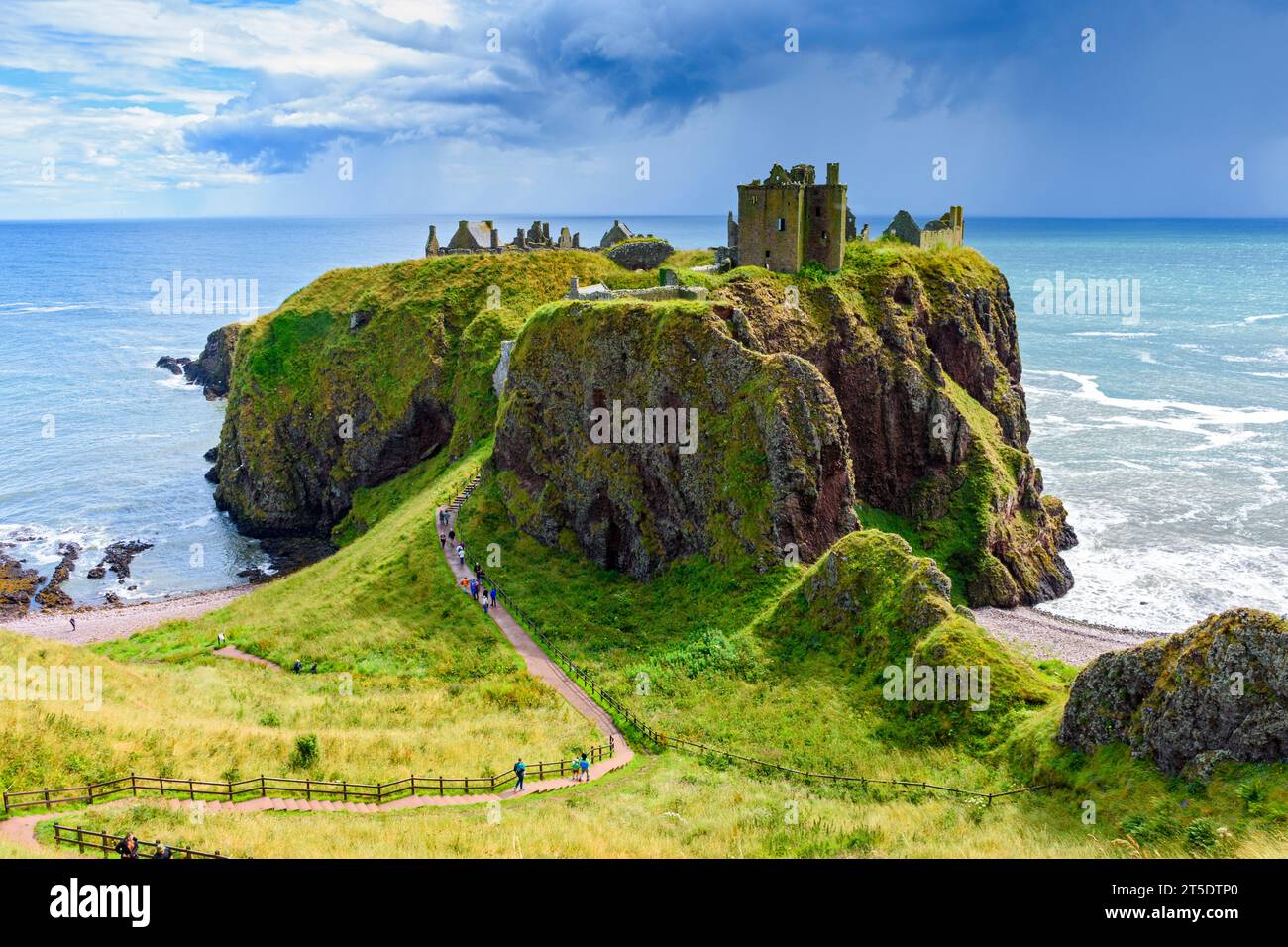 Dunnottar Castle, in der Nähe von Stonehaven, Aberdeenshire, Schottland, Großbritannien. Die erhaltenen Gebäude stammen größtenteils aus dem 15. Und 16. Jahrhundert. Stockfoto