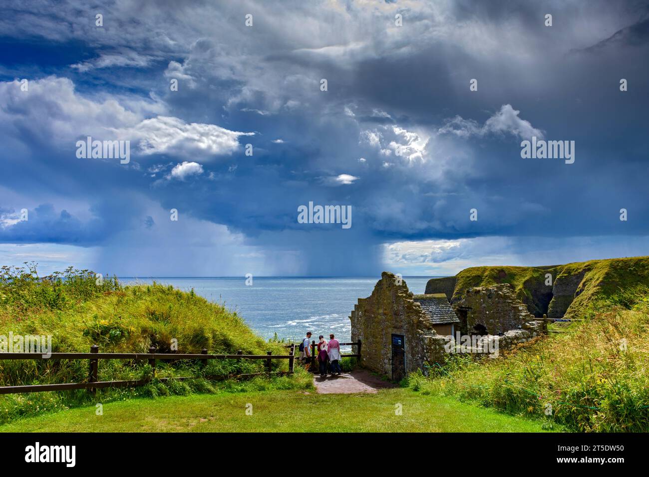 Dramatische Himmel- und Duschwolken auf das Meer, von Dunnottar Castle, in der Nähe von Stonehaven, Aberdeenshire, Schottland, UK. Stockfoto
