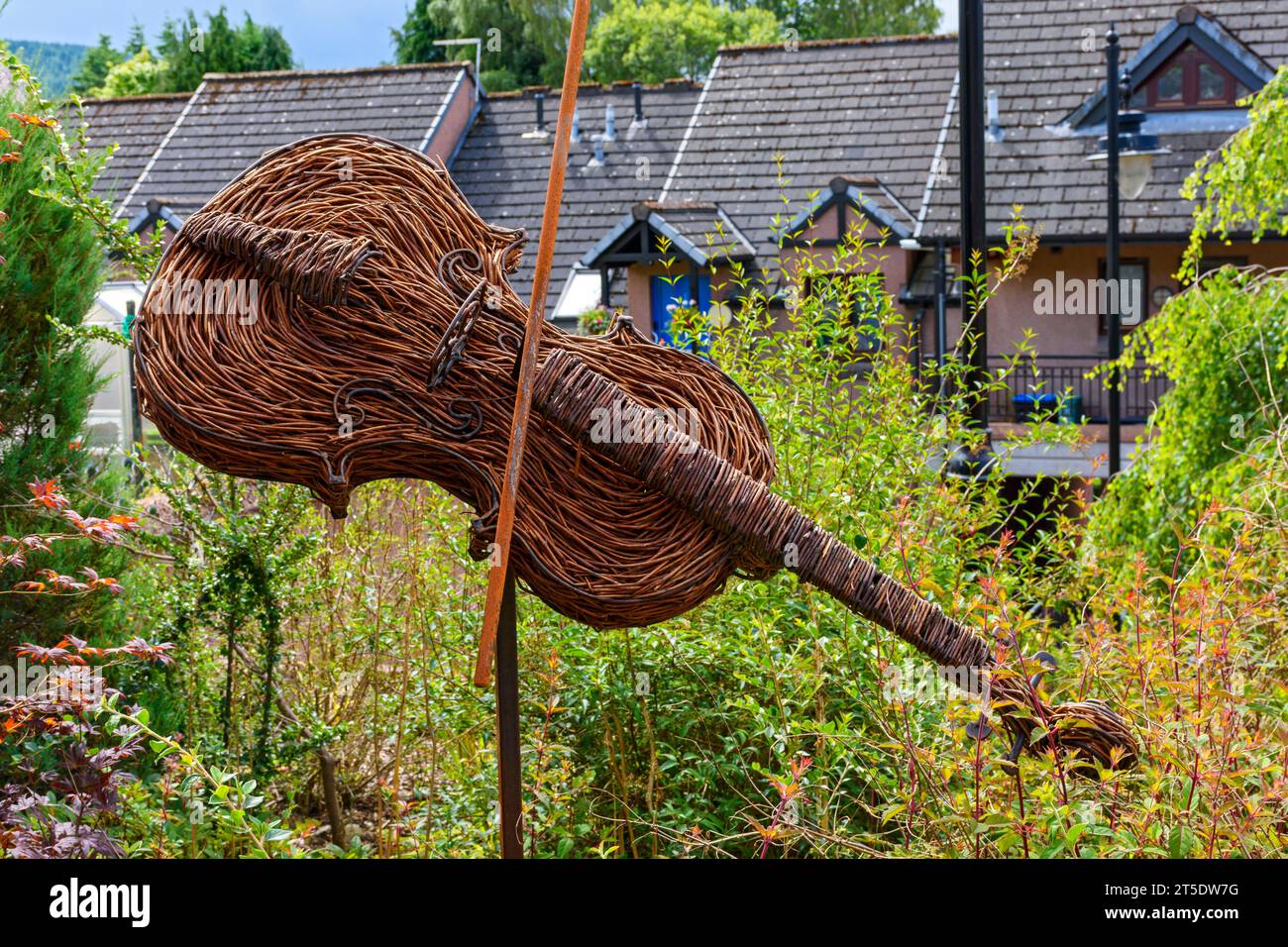 Violine und Bogenweidenskulptur von David Powell, Scott Skinner Square, Banchory, Aberdeenshire, Schottland, UK Stockfoto