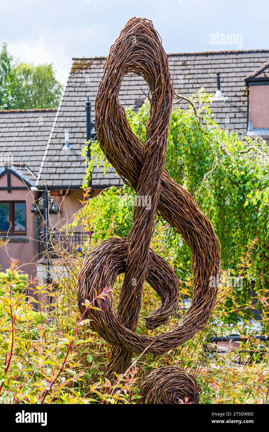 Eine Weidenskulptur von David Powell, Scott Skinner Square, Banchory, Aberdeenshire, Schottland, UK Stockfoto