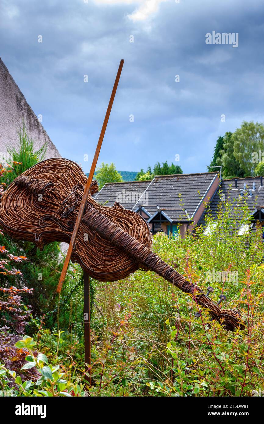 Violine und Bogenweidenskulptur von David Powell, Scott Skinner Square, Banchory, Aberdeenshire, Schottland, UK Stockfoto