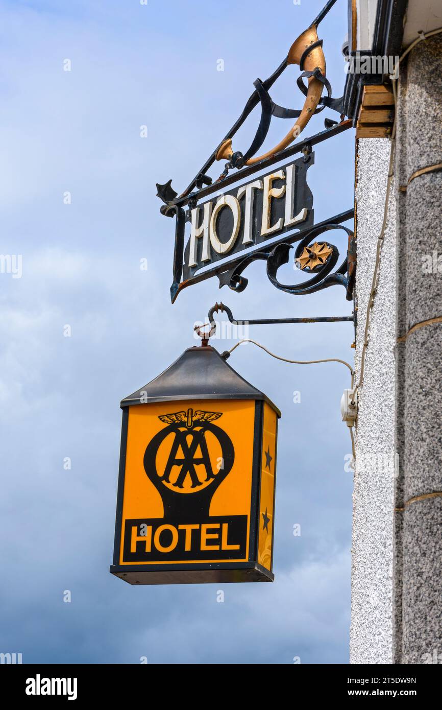 Vintage Hotel und AA (Automobile Association) Schilder auf dem Burnett Arms Hotel, Banchory, Aberdeenshire, Schottland, Großbritannien Stockfoto