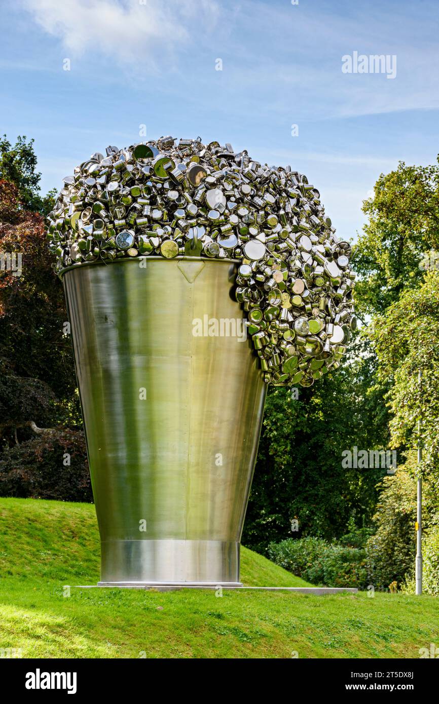 Wenn das Wasser verschüttet wird, eine Skulptur aus Edelstahl von Subodh Gupta. Im Invercauld Arms Hotel, Braemar, Aberdeenshire, Schottland, Großbritannien Stockfoto