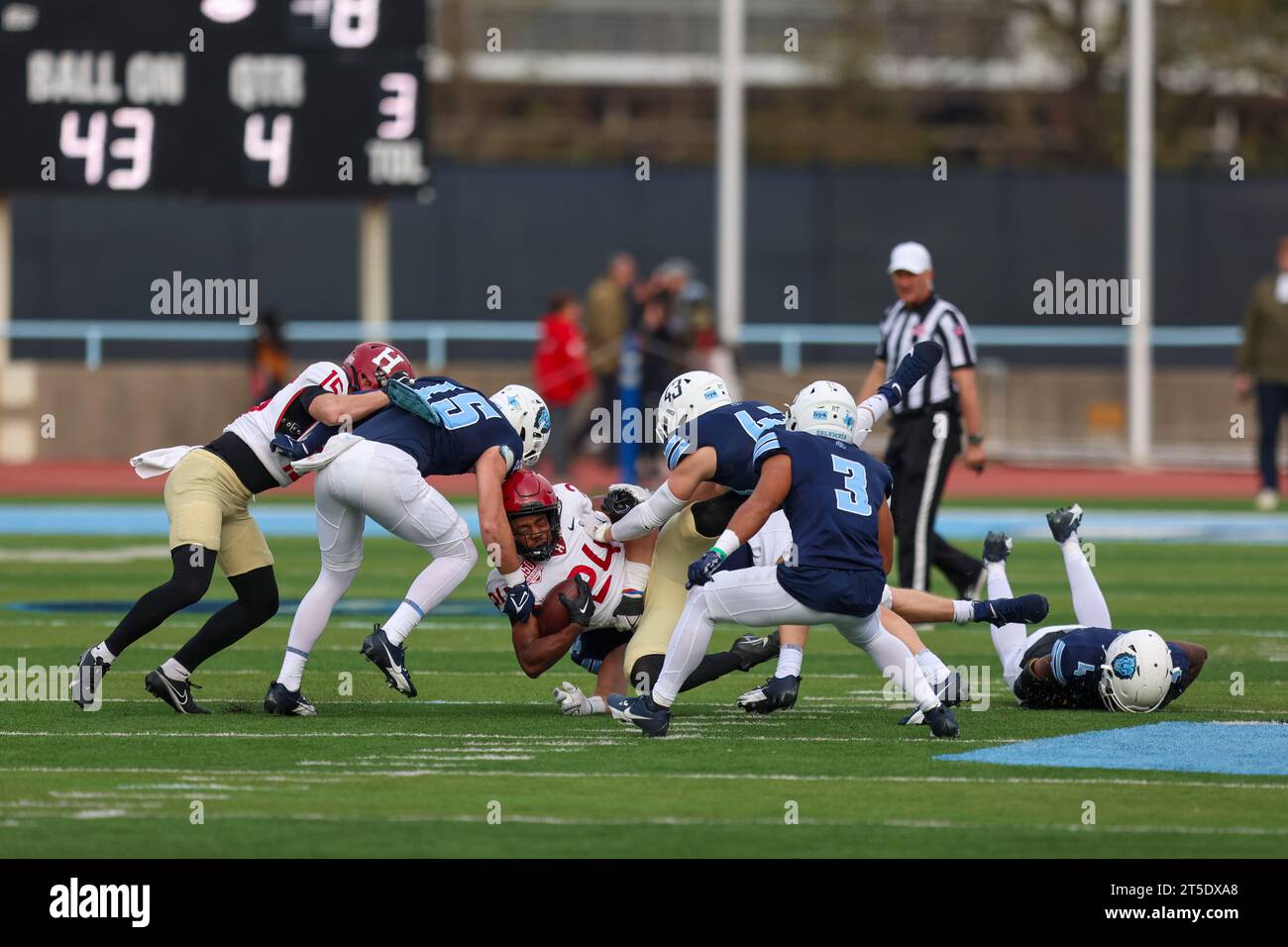 Harvard Crimson, der Malik Frederick #24 während der Action im NCAA-Football-Spiel gegen die Columbia Lions im Robert K. Kraft Field im Lawrence A. Wien Stadium in New York, New York, am Samstag, den 4. November 2023. (Foto: Gordon Donovan) Stockfoto