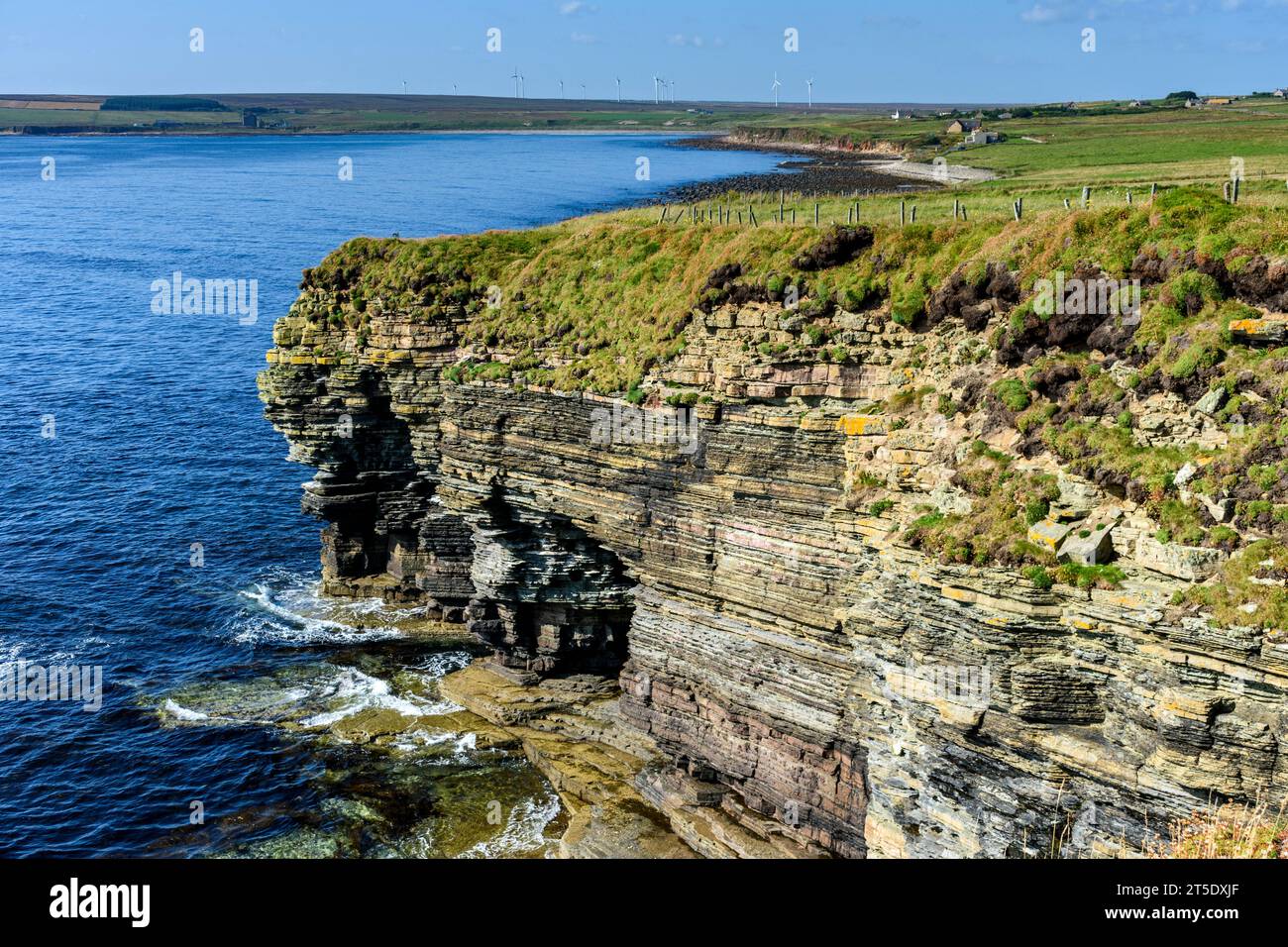 Wenn Sie von Skirza zurück blicken, fahren Sie in Richtung Freswick Bay. Auf dem John o'Groats Trail, Caithness, Schottland, Großbritannien, Stockfoto
