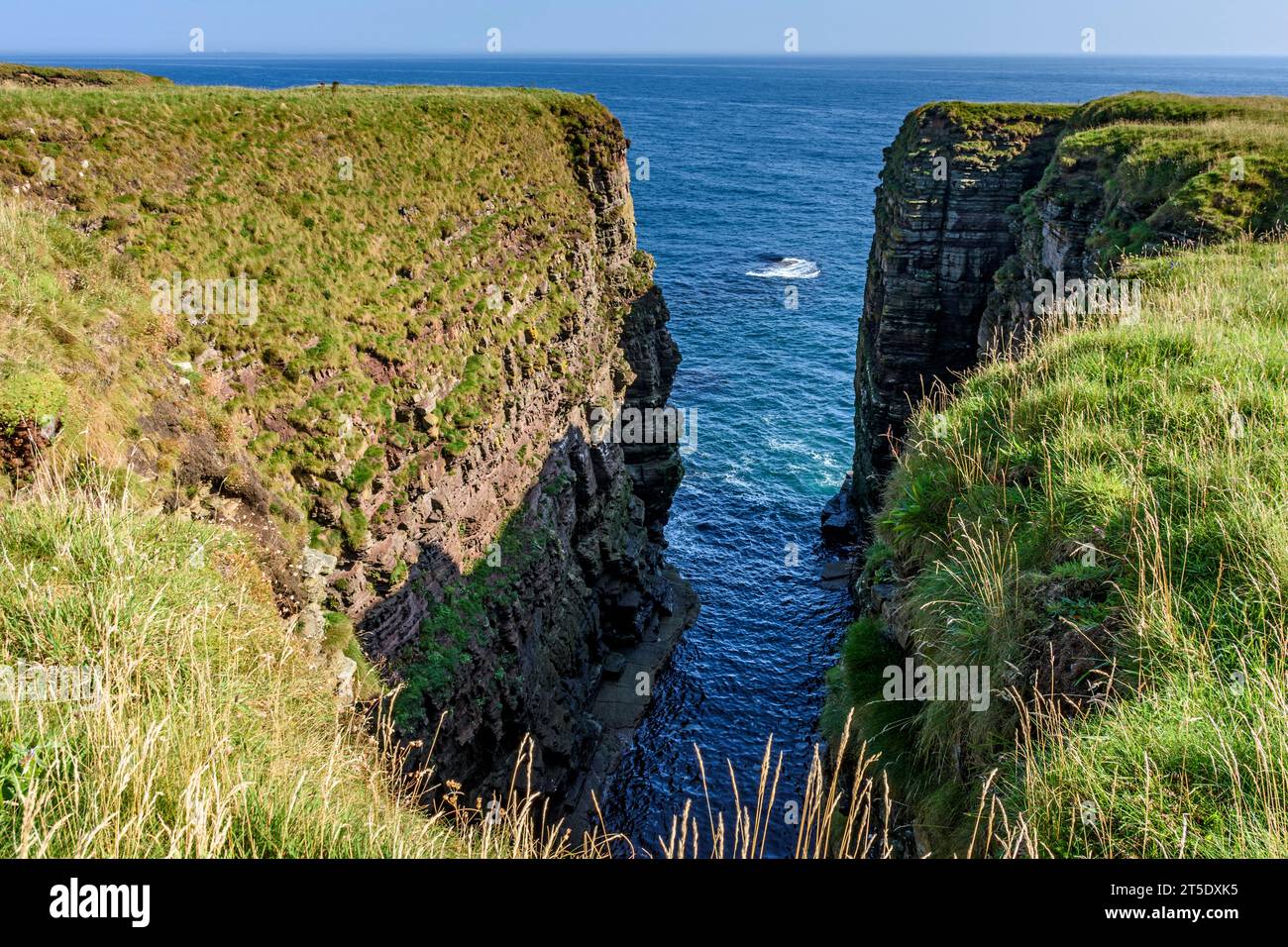 Rushy Geo auf Skirza Head. Auf dem John o'Groats Trail, Caithness, Schottland, Großbritannien, Stockfoto