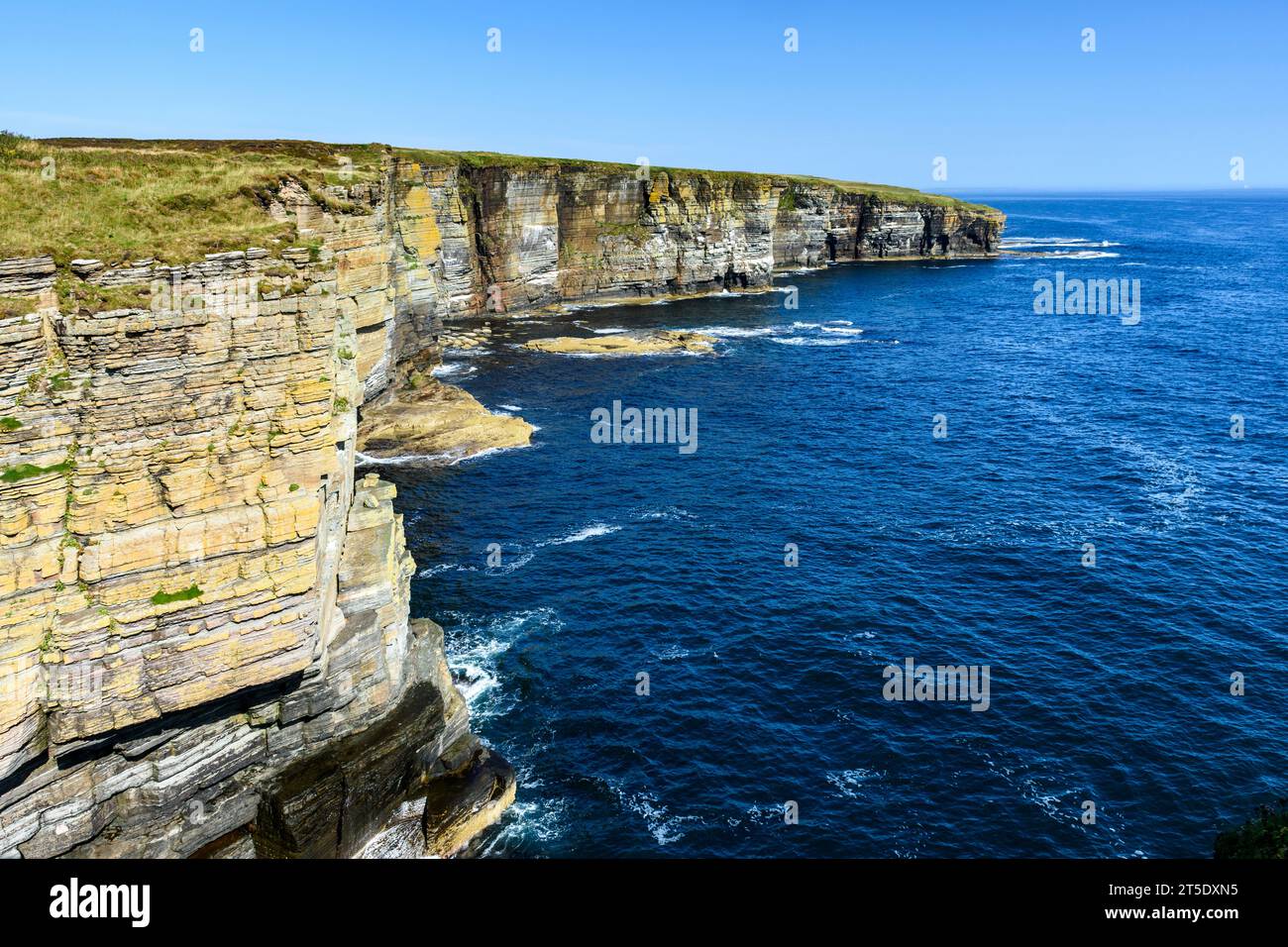 Klippenlandschaft nördlich von Skirza Head. Auf dem John o'Groats Trail, Caithness, Schottland, Großbritannien, Stockfoto