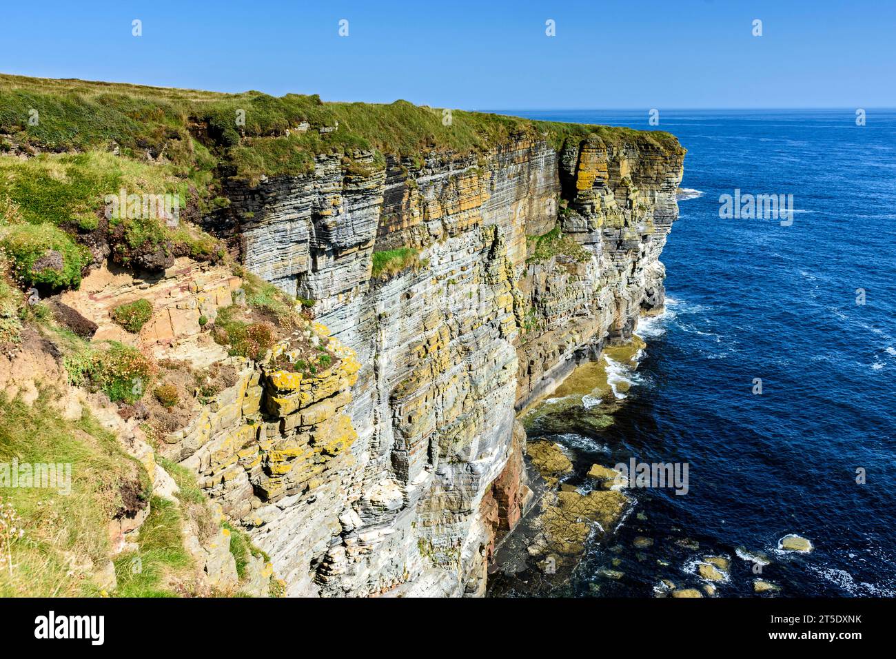 Klippenlandschaft zwischen Skirza Head und Duncansby Head. Auf dem John o'Groats Trail, Caithness, Schottland, Großbritannien, Stockfoto