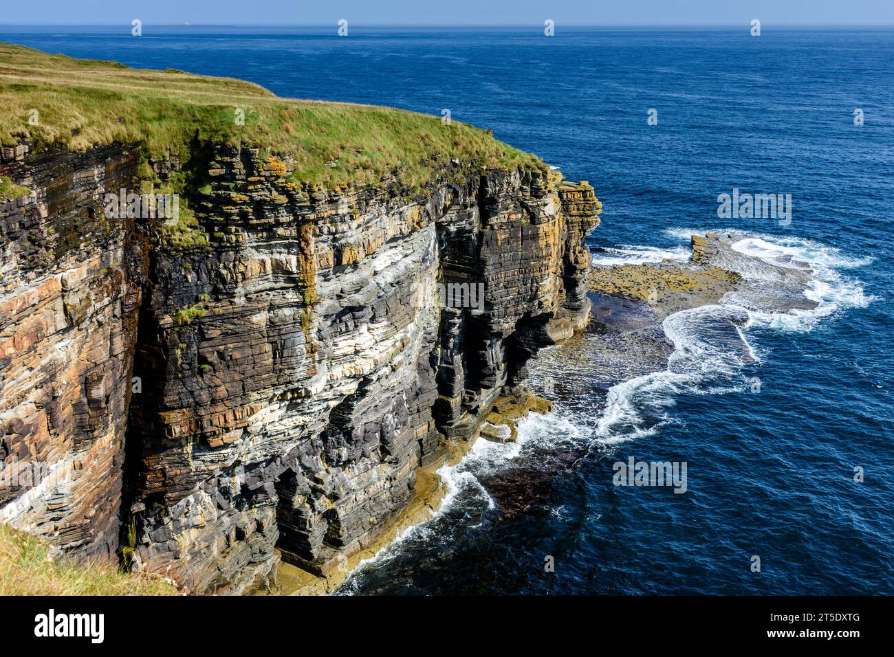 Klippenlandschaft zwischen Skirza Head und Duncansby Head. Auf dem John o'Groats Trail, Caithness, Schottland, Großbritannien, Stockfoto