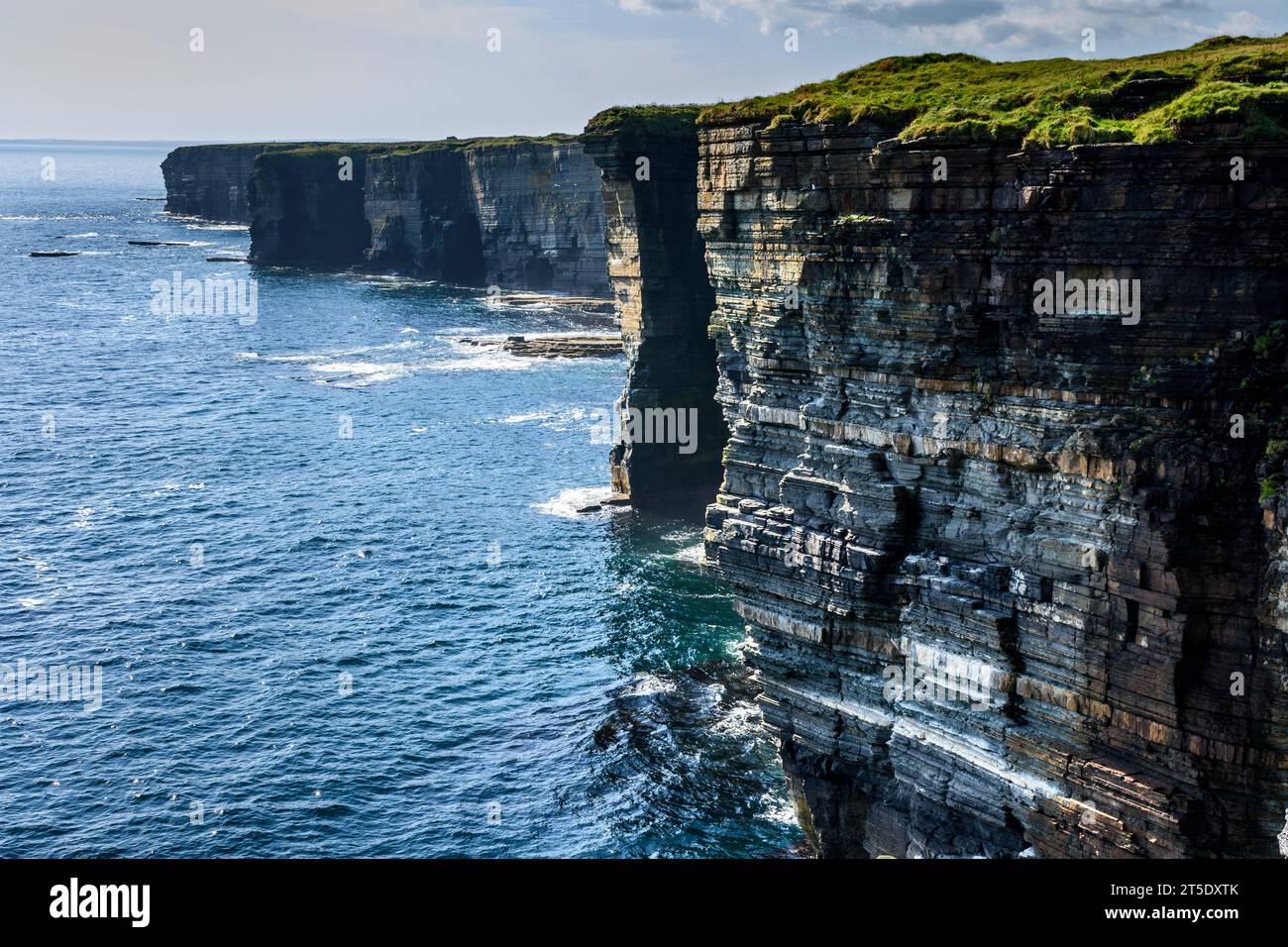 Klippenlandschaft zwischen Skirza Head und Duncansby Head. Auf dem John o'Groats Trail, Caithness, Schottland, Großbritannien, Stockfoto