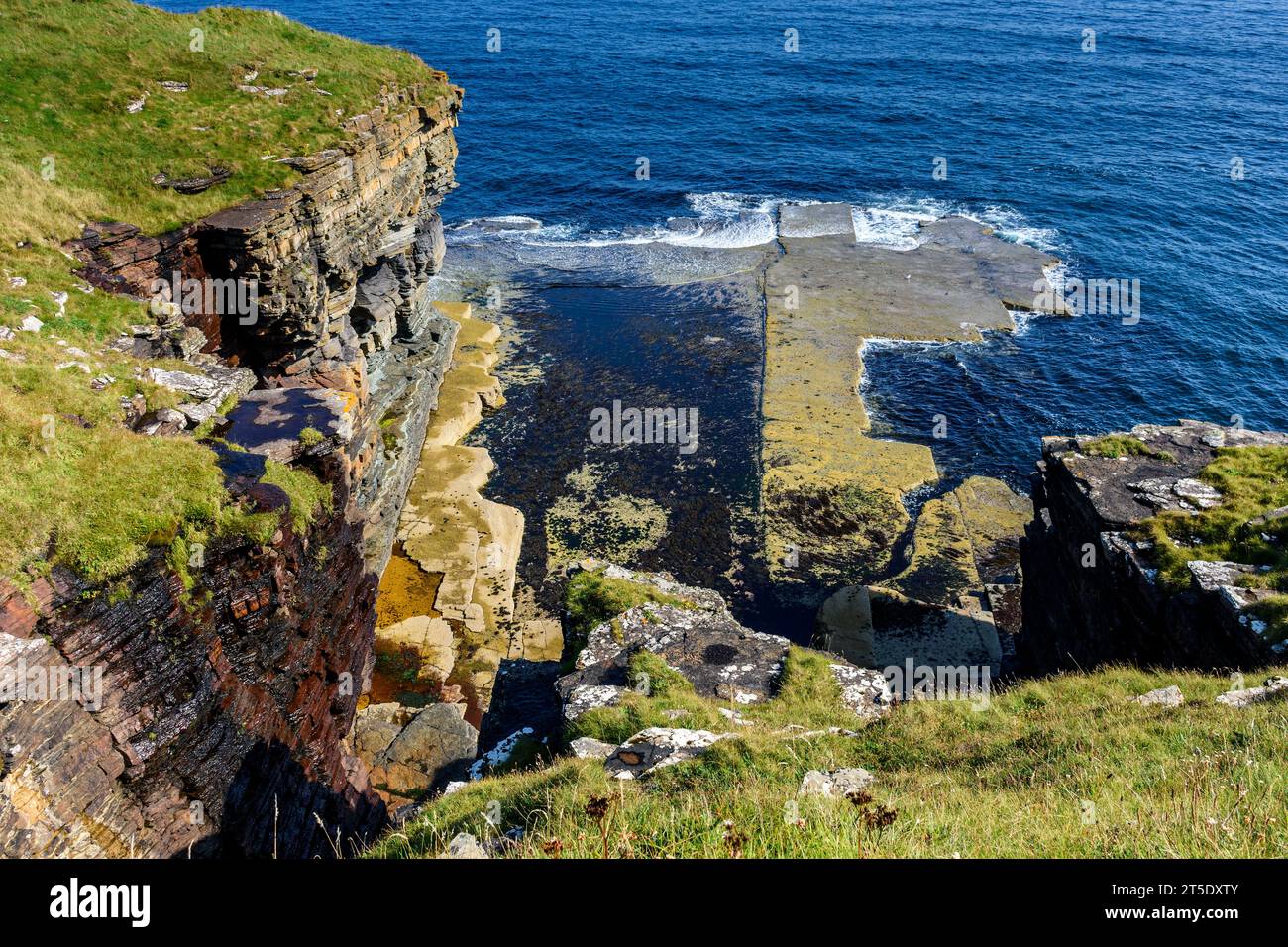 Klippenlandschaft und kuriose Felsformationen zwischen Skirza Head und Duncansby Head. Auf dem John o'Groats Trail, Caithness, Schottland, Großbritannien, Stockfoto