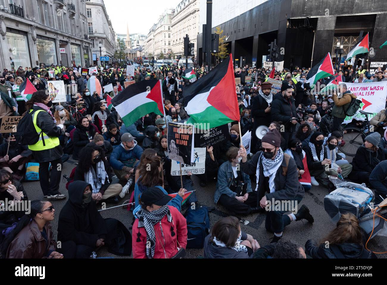 London, Großbritannien. November 2023. Am vierten Samstag in Folge ziehen Zehntausende palästinensische Unterstützer im Oxford Circus durch London und fordern einen Waffenstillstand und ein Ende der britischen Unterstützung der Belagerung und des Krieges gegen Gaza durch Israel, die, wie die UN-Organisationen warnen, einer humanitären Katastrophe ausgesetzt ist. Organisiert von einer Koalition, die Schwestern Uncut und Lesben und Schwule unterstützen Migranten, kommt der Protest, als Israel Nahrungsmittel, Wasser und Strom abschneidet und den Gazastreifen weiterhin heftigen Bombardierungen aussetzt. Quelle: Ron Fassbender/Alamy Live News Stockfoto