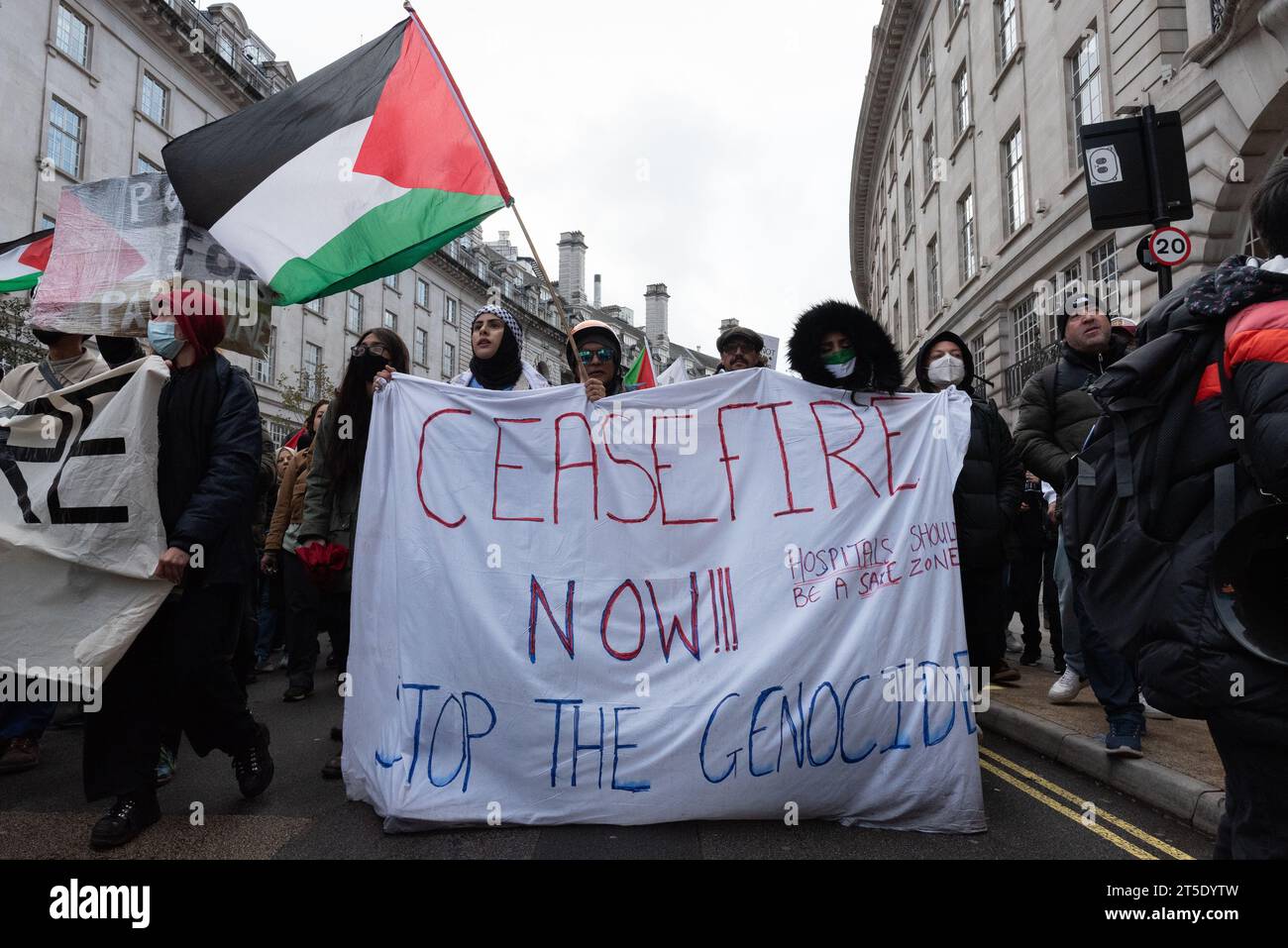 London, Großbritannien. November 2023. Zehntausende palästinensische Unterstützer marschieren am vierten Samstag in Folge durch Zentral-London und fordern einen Waffenstillstand und ein Ende der britischen Unterstützung der Belagerung und des Krieges gegen Gaza durch Israel, die, wie die UN-Organisationen warnen, einer humanitären Katastrophe ausgesetzt ist. Der Protest wird von einer Koalition organisiert, zu der auch die palästinensische Solidaritätskampagne, Friends of Al Aqsa, Stop the war Coalition und Sisters Uncut gehören. Israel schneidet Nahrungsmittel, Wasser und Strom ab und setzt den Gazastreifen intensiven Bombardierungen aus. Quelle: Ron Fassbender/Alamy Live News Stockfoto