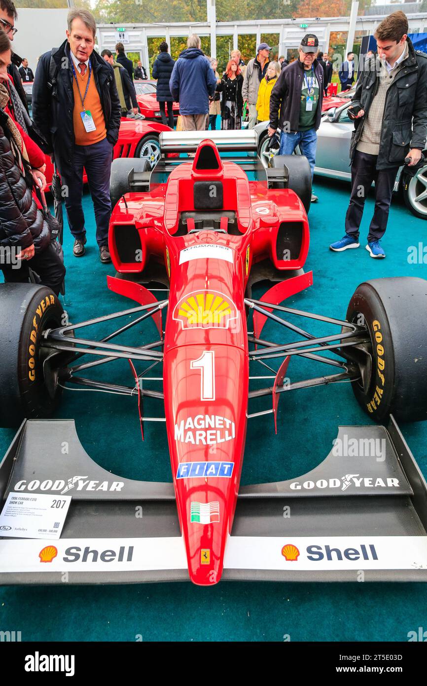 London, Großbritannien. November 2023. Besucher mit einem Ferrari F310 Show Car von 1996, einer statischen Nachbildung desselben Modells, das Michael Schumacher in seiner ersten F1-Saison gefahren hat. Autos von Veteranen bis hin zu Renn- und Sportwagen werden im Rahmen der RM Sotheby's Automotive Auction auf dem Gelände des Marlborough House in London's St James's gezeigt. Die Veranstaltung findet in Verbindung mit dem London to Brighton Veteran Car Run statt. Quelle: Imageplotter/Alamy Live News Stockfoto