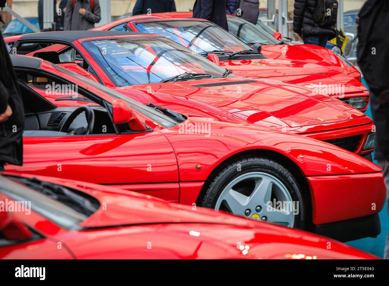 London, Großbritannien. November 2023. Rote Ferraris auf dem Display. Autos von Veteranen bis hin zu Renn- und Sportwagen werden im Rahmen der RM Sotheby's Automotive Auction auf dem Gelände des Marlborough House in London's St James's gezeigt. Die Veranstaltung findet in Verbindung mit dem London to Brighton Veteran Car Run statt. Quelle: Imageplotter/Alamy Live News Stockfoto