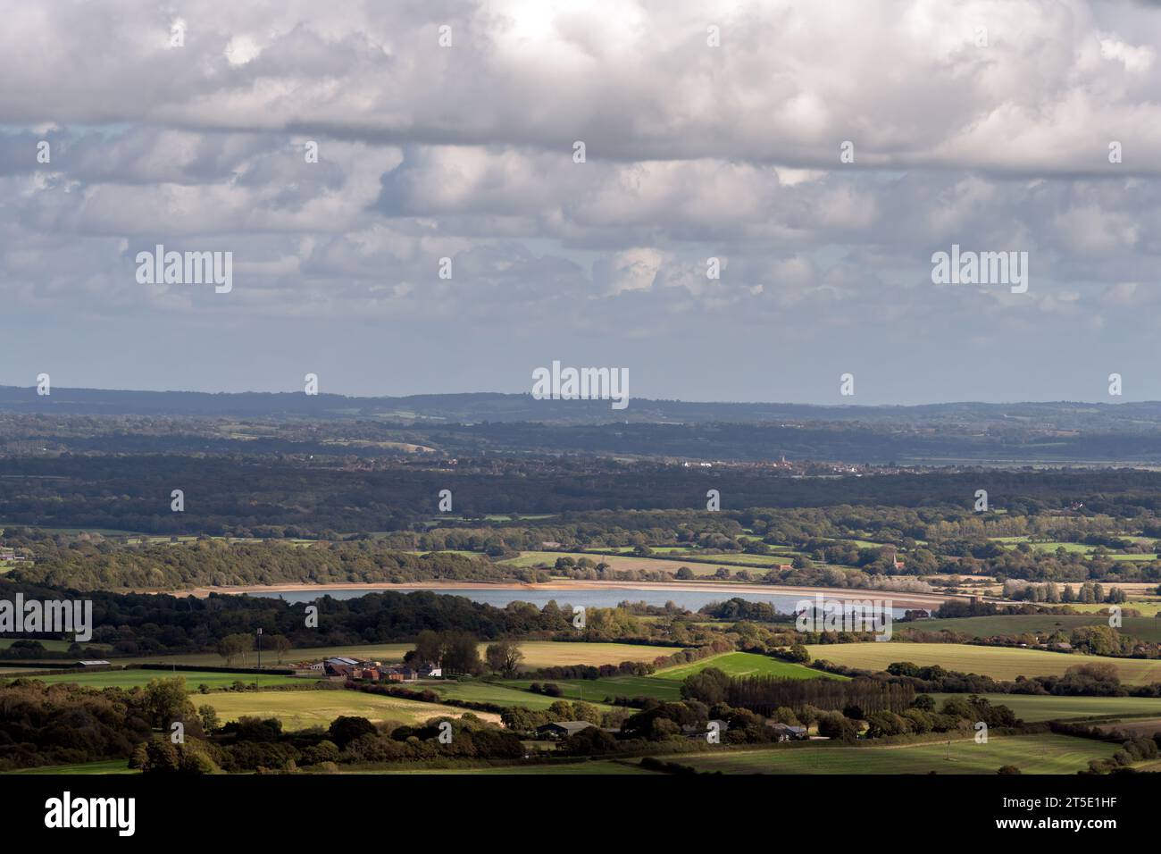 Blick auf das Arlington Reservoir an einem bewölkten Herbsttag, East Sussex, England Stockfoto