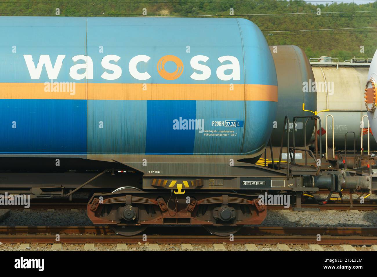 Copsa Mica, Rumänien - 09. Oktober 2023: Tankcontainer der internationalen Güterwagenvermietungs- und Managementgesellschaft Wascosa AG. Stockfoto