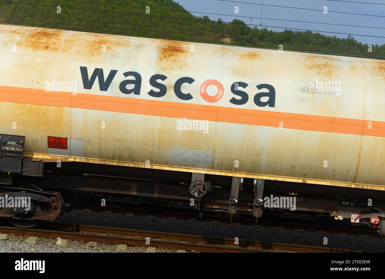 Copsa Mica, Rumänien - 09. Oktober 2023: Tankcontainer der internationalen Güterwagenvermietungs- und Managementgesellschaft Wascosa AG. Stockfoto