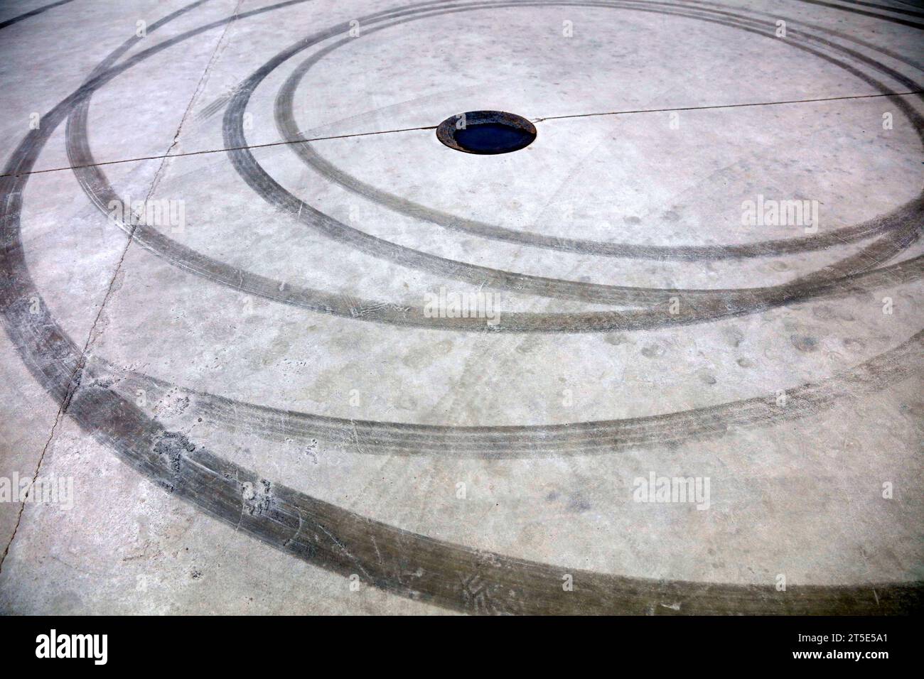 Die Radspur befindet sich auf dem Zementboden Stockfoto