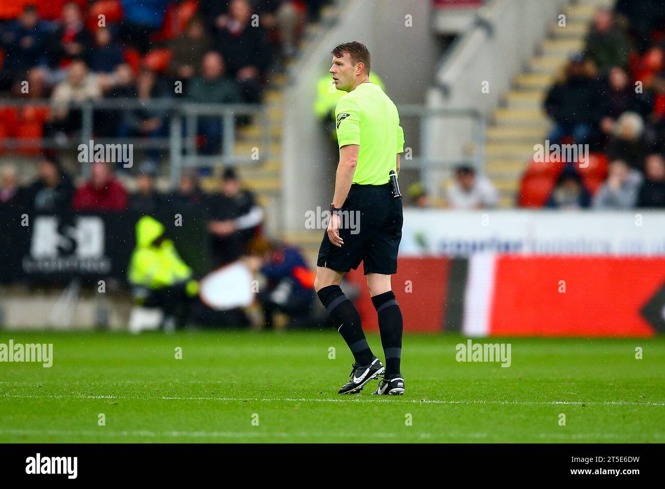 AESSEAL New York Stadium, Rotherham, England - 4. November 2023 Schiedsrichter Sam Barrott - während des Spiels Rotherham United gegen QPR, Sky Bet Championship, 2023/24, AESSEAL New York Stadium, Rotherham, England - 4. November 2023 Credit: Arthur Haigh/WhiteRosePhotos/Alamy Live News Stockfoto