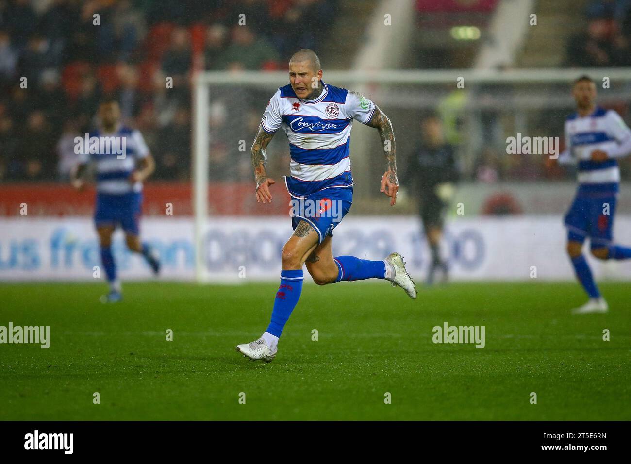 AESSEAL New York Stadium, Rotherham, England - 4. November 2023 Lyndon Dykes (9) von Queens Park Rangers - während des Spiels Rotherham United gegen QPR, Sky Bet Championship, 2023/24, AESSEAL New York Stadium, Rotherham, England - 4. November 2023 Credit: Arthur Haigh/WhiteRosePhotos/Alamy Live News Stockfoto