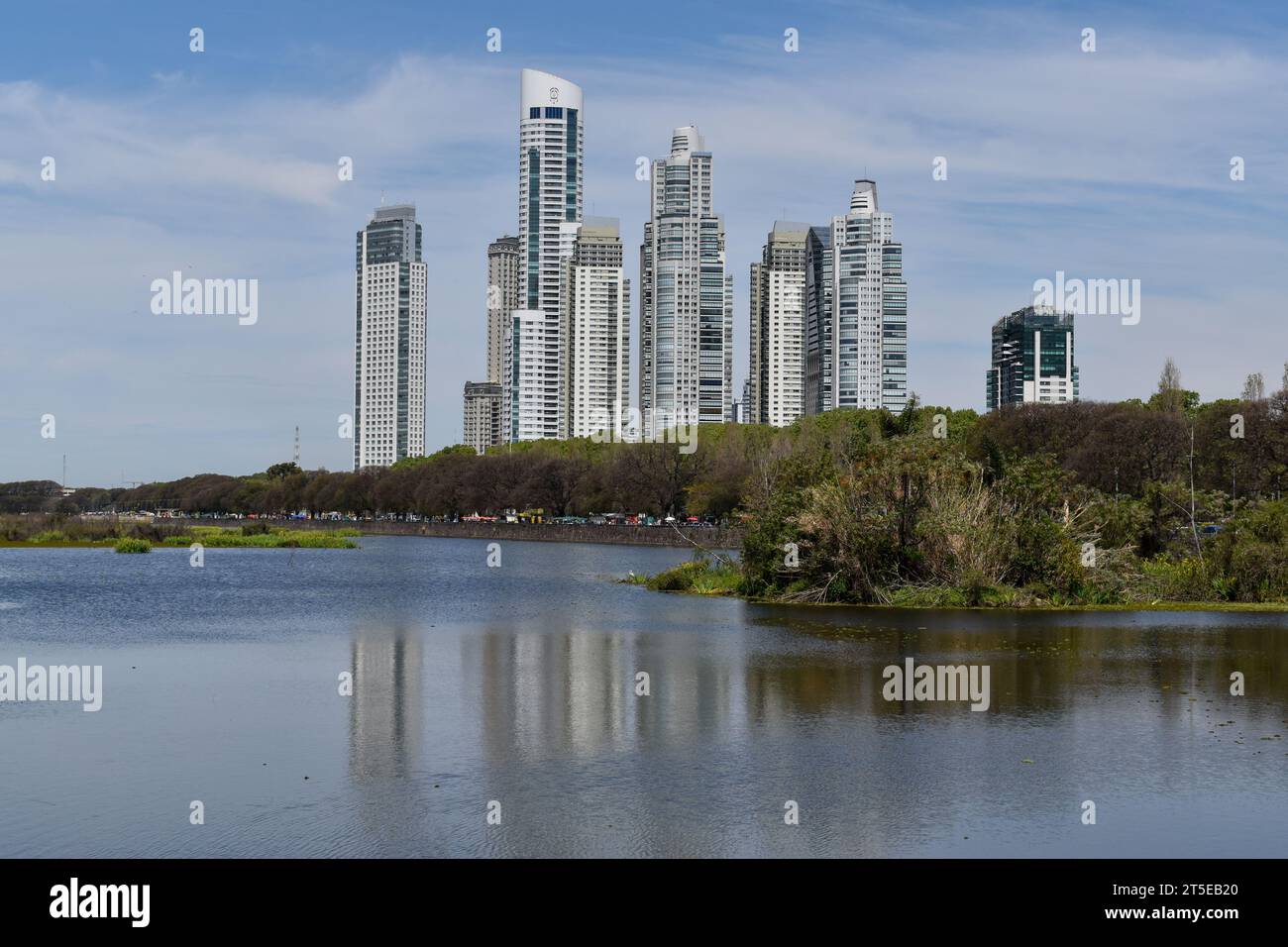 Skyline von Puerto Madero, die sich über dem Naturschutzgebiet Costanera Sur erhebt, Buenos Aires, Argentinien Stockfoto