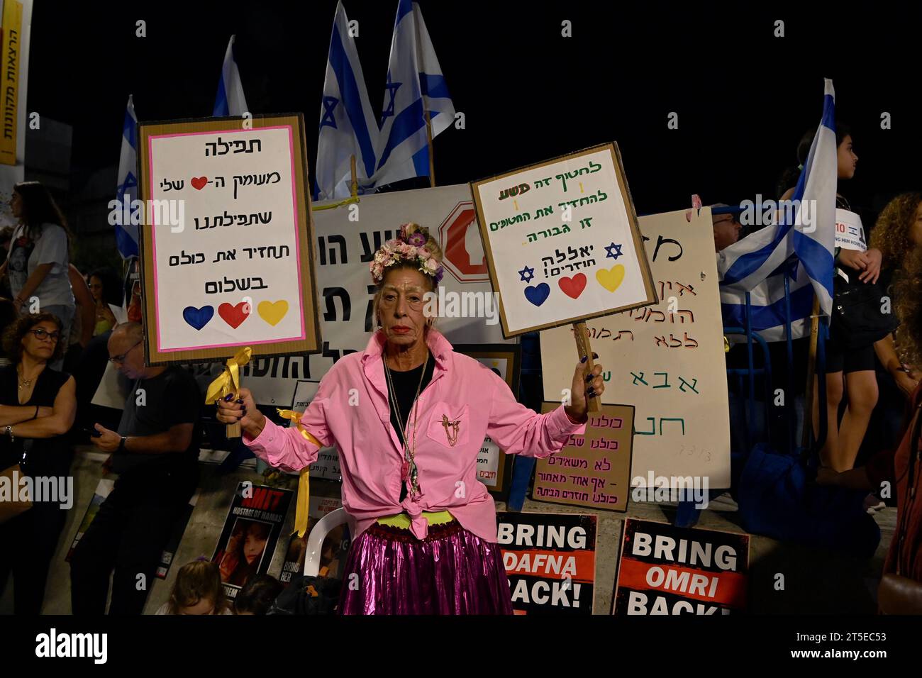 Tel Aviv, Israel. November 2023. Protest gegen die Freilassung von Geiseln, die von der Hamas während eines brutalen Angriffs am 7. Oktober 2023 entführt und nach Gaza gebracht wurden. Ihre Familienmitglieder haben eine Botschaft an die israelische Regierung: "Benjamin Netanjahu, Yoav Gallant, Benny Gantz: Das Leben der Geiseln liegt in Ihren Händen!" Nadezda Tavodova Tezgor/Alamy Live News H: Nadezda Tavodova Tezgor/Alamy Live News Stockfoto