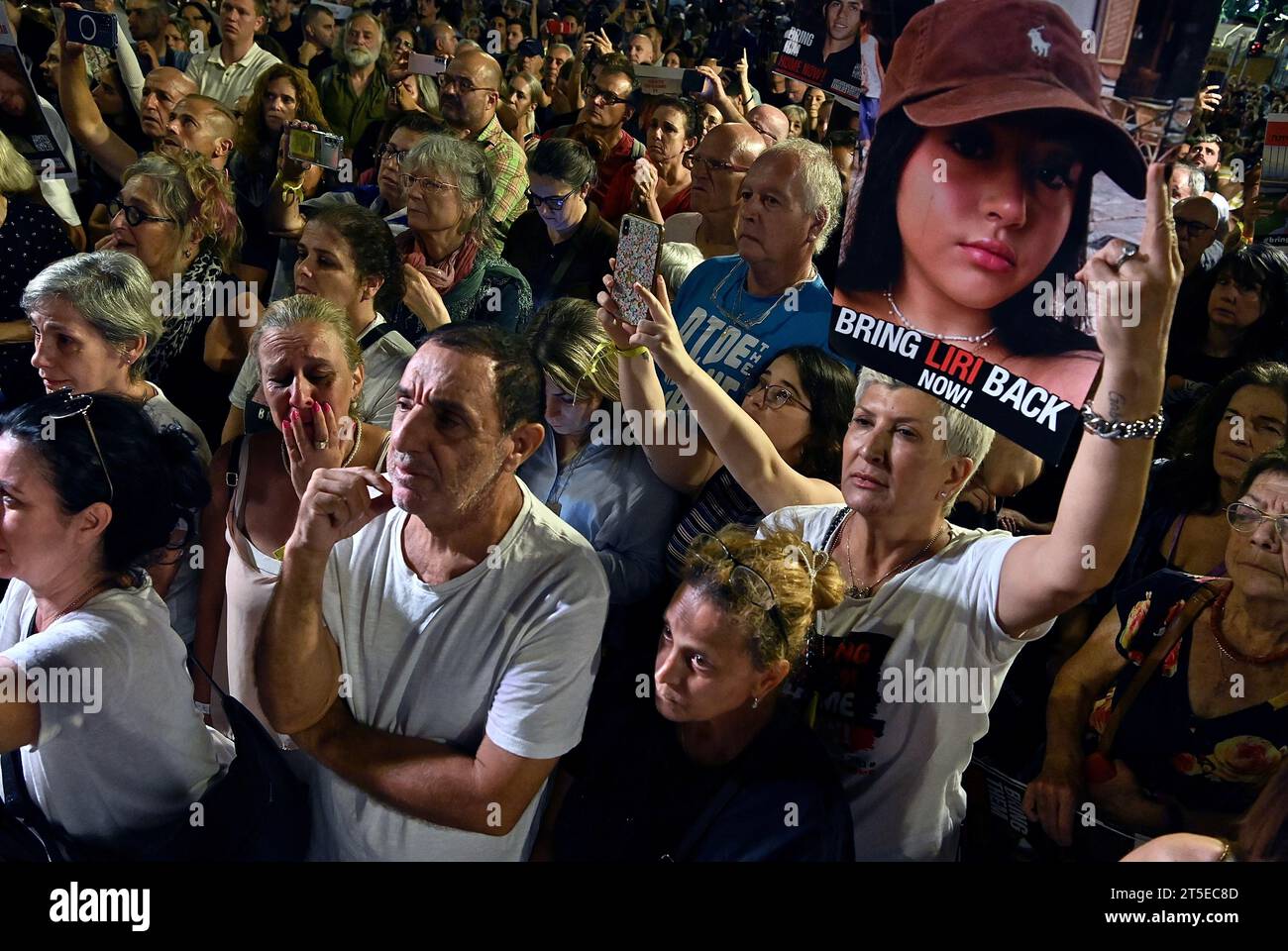 Tel Aviv, Israel. November 2023. Protest gegen die Freilassung von Geiseln, die von der Hamas während eines brutalen Angriffs am 7. Oktober 2023 entführt und nach Gaza gebracht wurden. Ihre Familienmitglieder haben eine Botschaft an die israelische Regierung: "Benjamin Netanjahu, Yoav Gallant, Benny Gantz: Das Leben der Geiseln liegt in Ihren Händen!" Nadezda Tavodova Tezgor/Alamy Live News H: Nadezda Tavodova Tezgor/Alamy Live News Stockfoto