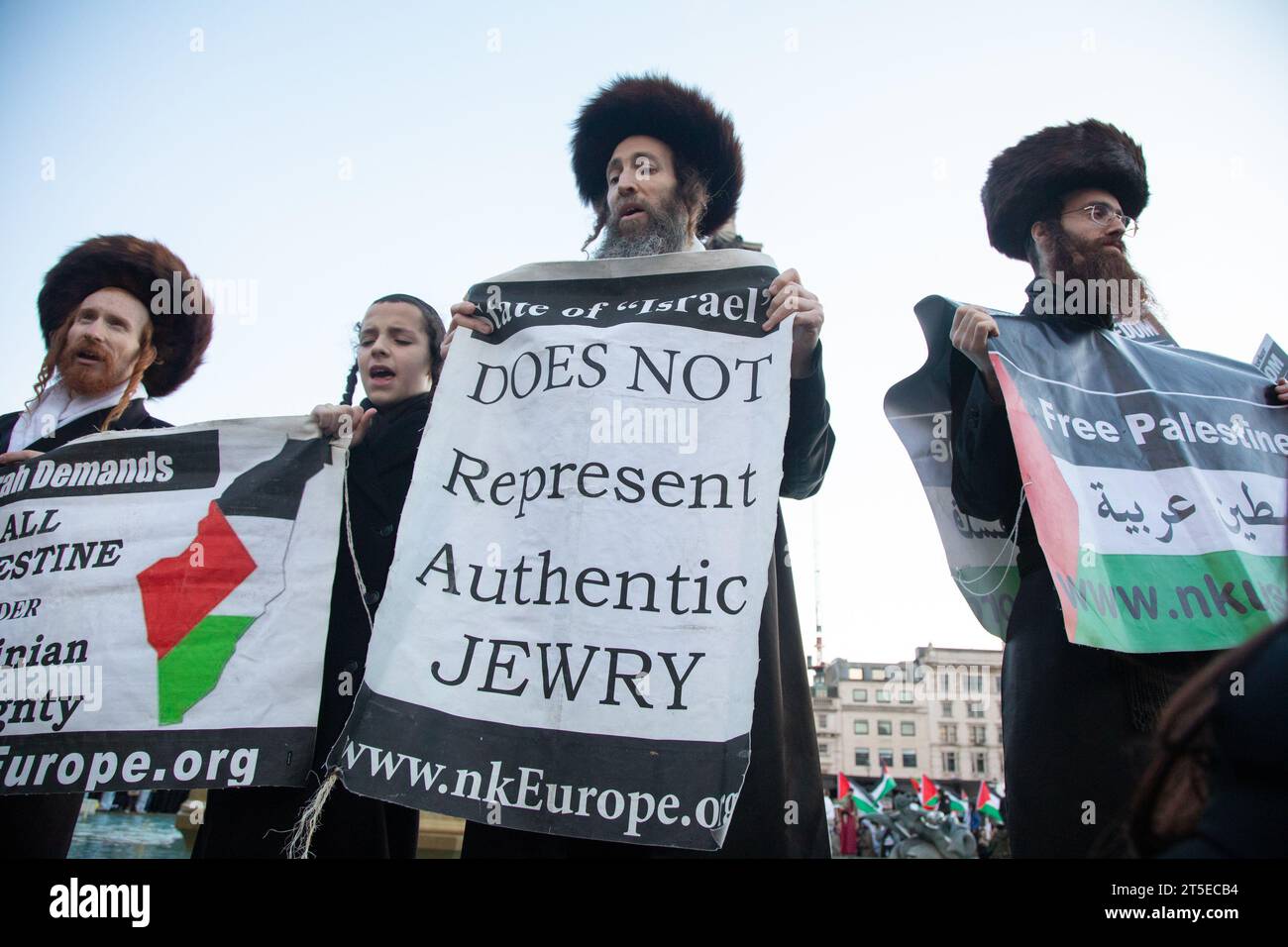 London, Großbritannien. November 2023. Orthodoxe Juden haben sich Tausenden Demonstranten angeschlossen, die sich auf dem Trafalgar Square versammelt haben. Sie protestieren gegen den Staat Israel nach dem jüngsten Ausbruch der Gewalt zwischen Hamas und Israel. Quelle: Kiki Streitberger/Alamy Live News Stockfoto