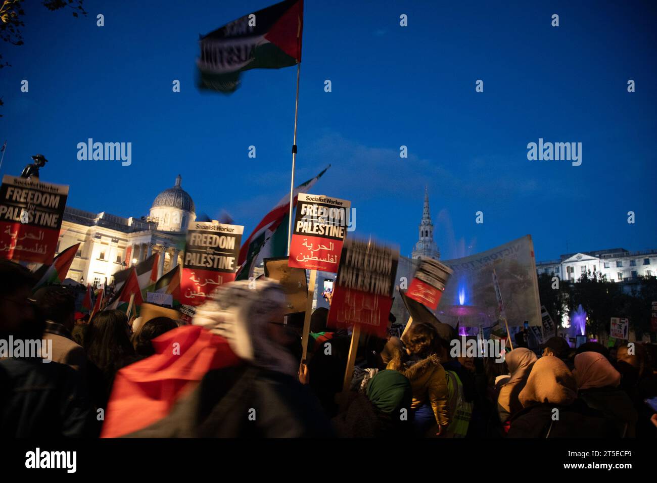 London, Großbritannien. November 2023. Tausende haben sich auf dem Trafalgar-Platz versammelt und nach dem jüngsten Ausbruch der Gewalt zwischen Hamas und Israel zu einem Waffenstillstand in Gaza aufgerufen. Quelle: Kiki Streitberger/Alamy Live News Stockfoto