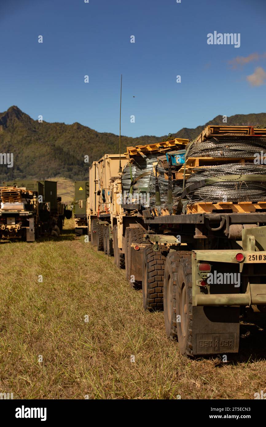 Die Vorräte werden bereitgestellt, um die Einsatzbereitschaft im Bereich X-Ray, Schofield Barracks, Hawaii, 3. November 2023 zu gewährleisten. Das Joint Pacific Multinational Readiness Center (JPMRC) ist das neueste Combat Training Center (CTC) der Armee und sorgt für Bereitschaft in den Umgebungen und Bedingungen, in denen unsere Streitkräfte am ehesten operieren werden. JPMRC 24-01 umfasst mehr als 5.300 Schulungsteilnehmer aus der US Joint Force, Neuseeland, Großbritannien, Indonesien und Thailand. (Foto der US-Armee von Sgt. Samantha Cate) Stockfoto