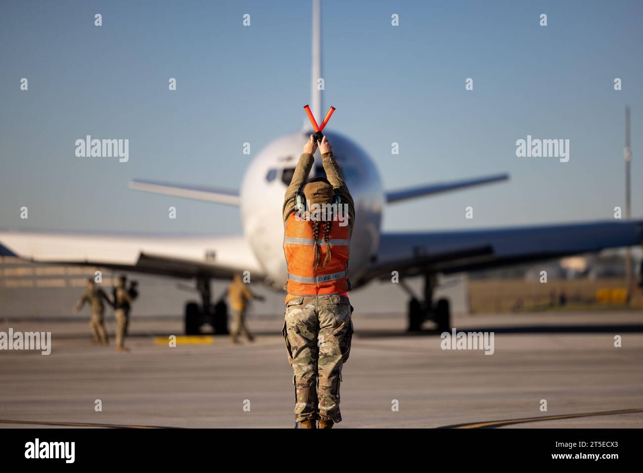 Ein US-Luftmann mit dem 116. Air Control Wing marshalls the Last E-8C Joint STARTET während der Team JSTARS Sunset Celebration auf der Robins Air Force Base, Georgia, am 4. November 2023. Das Team JSTARS wurde seit 21 Jahren täglich eingesetzt und flog mehr als 14.259 Einsatzkräfte, was 141.169 Flugstunden entspricht, zur Unterstützung jedes Kombattanten-Kommandos auf der ganzen Welt. . (Foto der U.S. Air National Guard von Master Sgt. Jeff Rice) Stockfoto