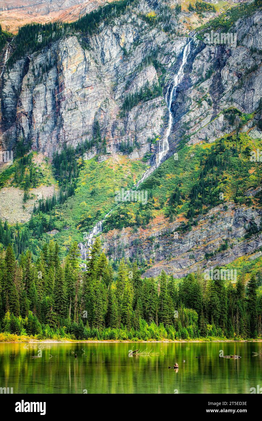 Lawinensee Creek und Wasserfall im Glacier National Park, Montana. Stockfoto