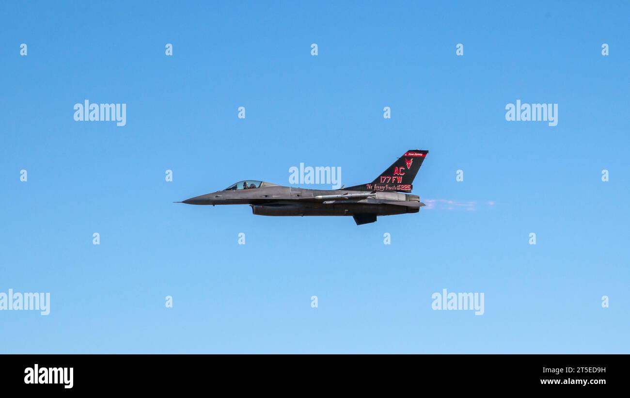 Oberst Derek Routt, Kommandant des 177th Fighter Wing, startet am 2. November 2023 in einem F-16C Fighting Falcon im 177th Fighter Wing, Egg Harbor Township, New Jersey. Routt flog die F-16 zum ersten Mal, seit sie mit ihrem neuen Heckblitz verziert wurde. (Foto der U.S. Air National Guard von Staff Sgt. Hunter Hires) Stockfoto