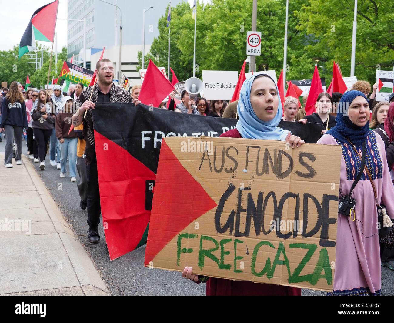 Canberra, Australien. November 2023. Demonstranten versammeln sich in Canberra, Australien, um Palästina zu unterstützen und einen sofortigen Waffenstillstand in Gaza zu fordern. Quelle: Leo Bild/Alamy Live News Stockfoto