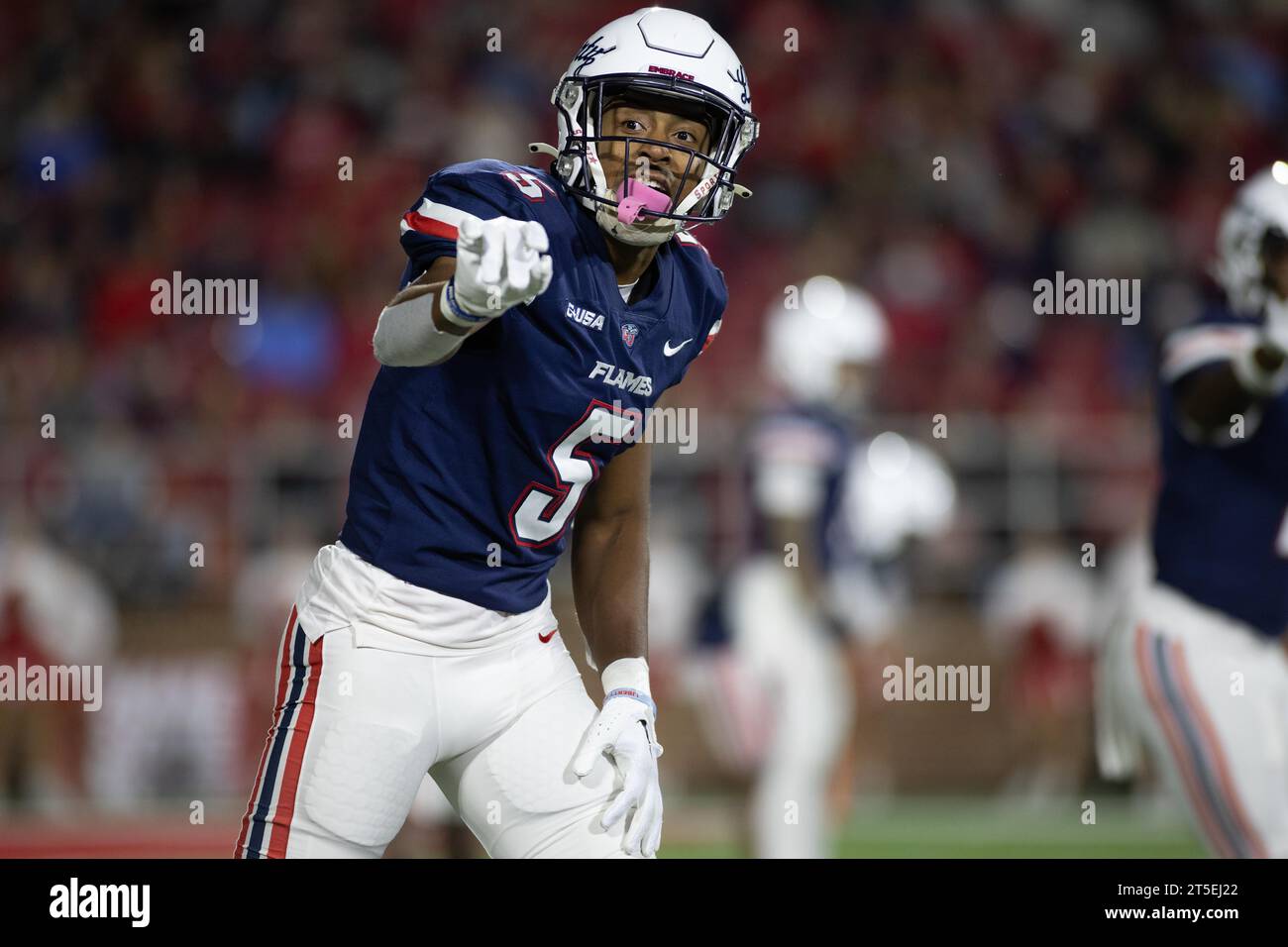 Lynchburg, VA, USA. November 2023. Der Liberty Flames Wide Receiver Noah Frith (5) steht vor dem Start während des NCAA-Fußballspiels zwischen den Louisiana Tech Bulldogs und den Liberty Flames im Williams Stadium in Lynchburg, VA. Jonathan Huff/CSM (Bild: © Jonathan Huff/Cal Sport Media). Quelle: csm/Alamy Live News Stockfoto