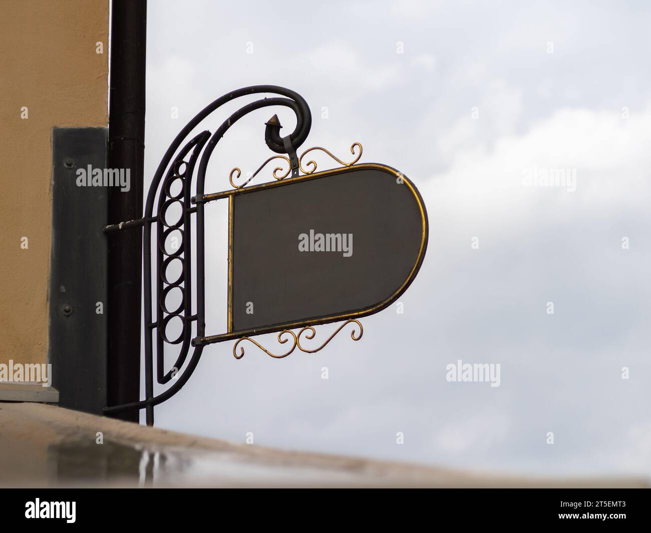 Leeres altes Zeichen eines Geschäfts an einem Gebäude. Leere Schilder eines kleinen Ladens oder Service in einer Stadt. Es könnte ein antikes Logo drauf gedruckt werden. Stockfoto