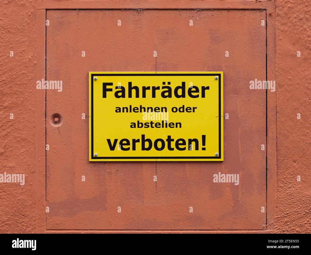 Fahrräder abstellen verboten Schild an einer Außenwand. Deutsches Recht und Ordnung auf einem Grundstück. Warnung, dass das Parken nicht autorisiert ist. Stockfoto
