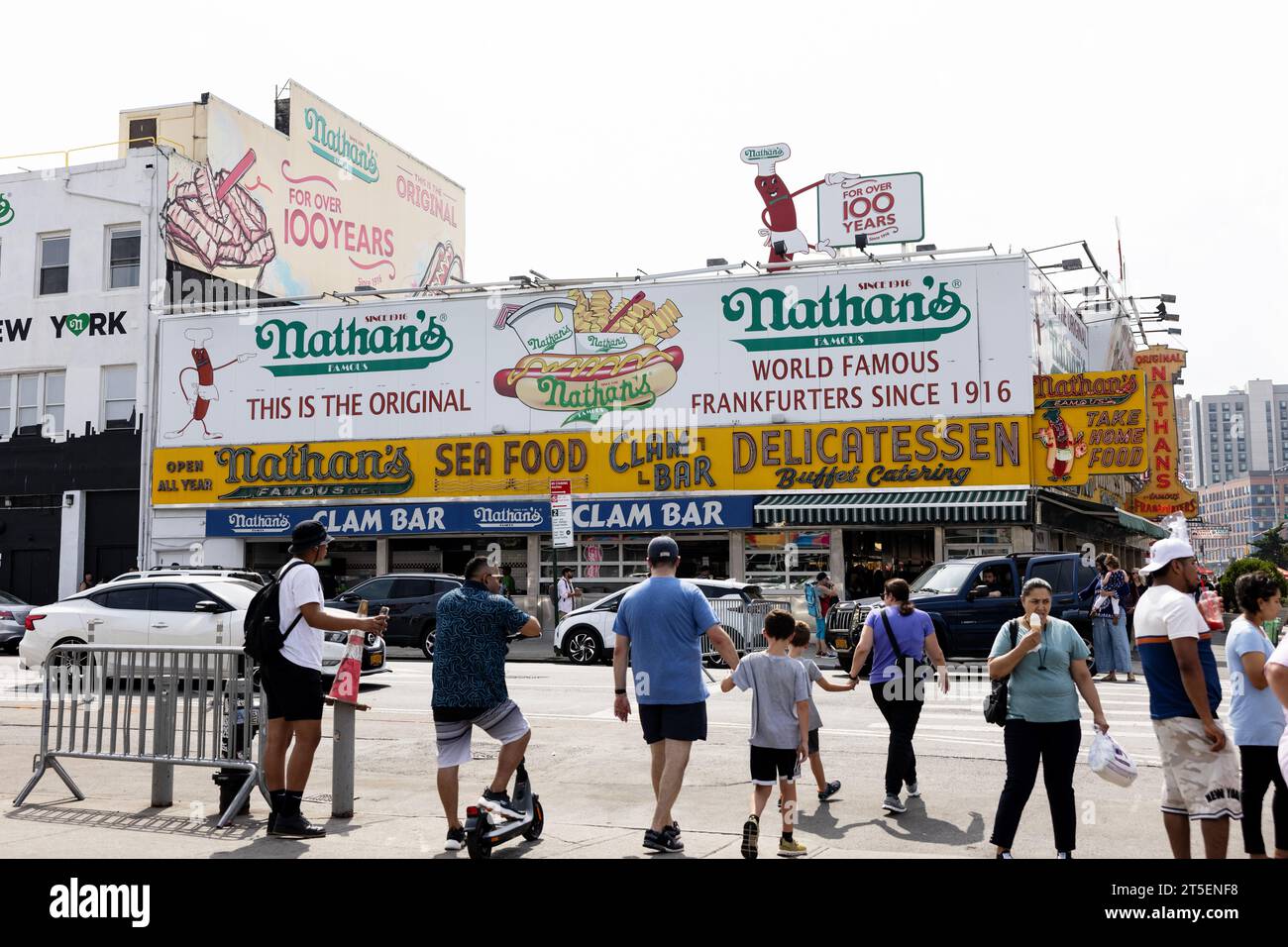 Das Original Nathan's Famous Hot Dogs auf der Surf Avenue auf Coney Island in Brooklyn, New York, USA. Stockfoto