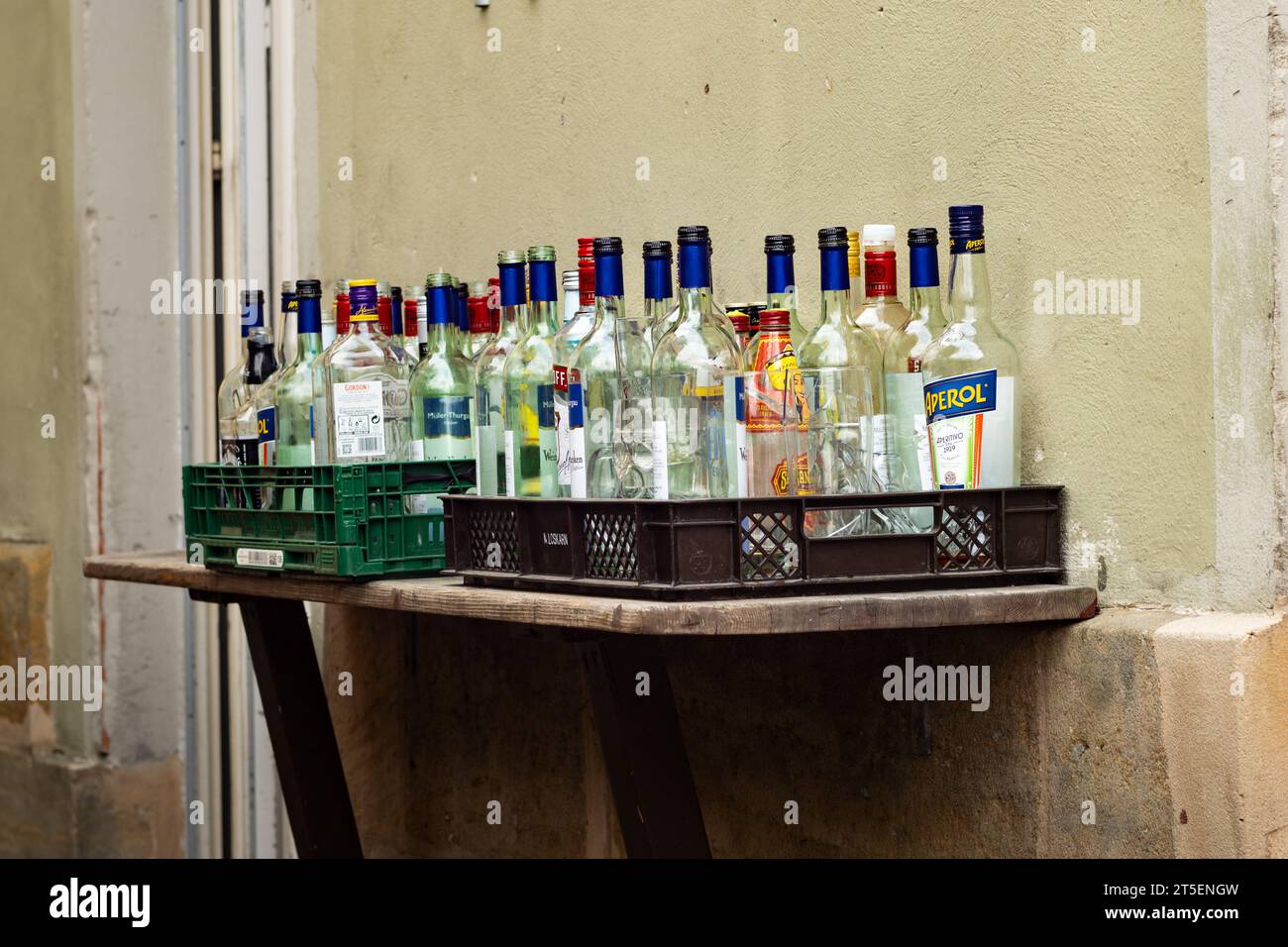Alte leere Alkoholflaschen zum Recycling. Glasmaterial aus verschiedenen alkoholischen Getränken, die herumstehen. Abfall aus einem Pub oder einer Bar nach einer Partynacht. Stockfoto