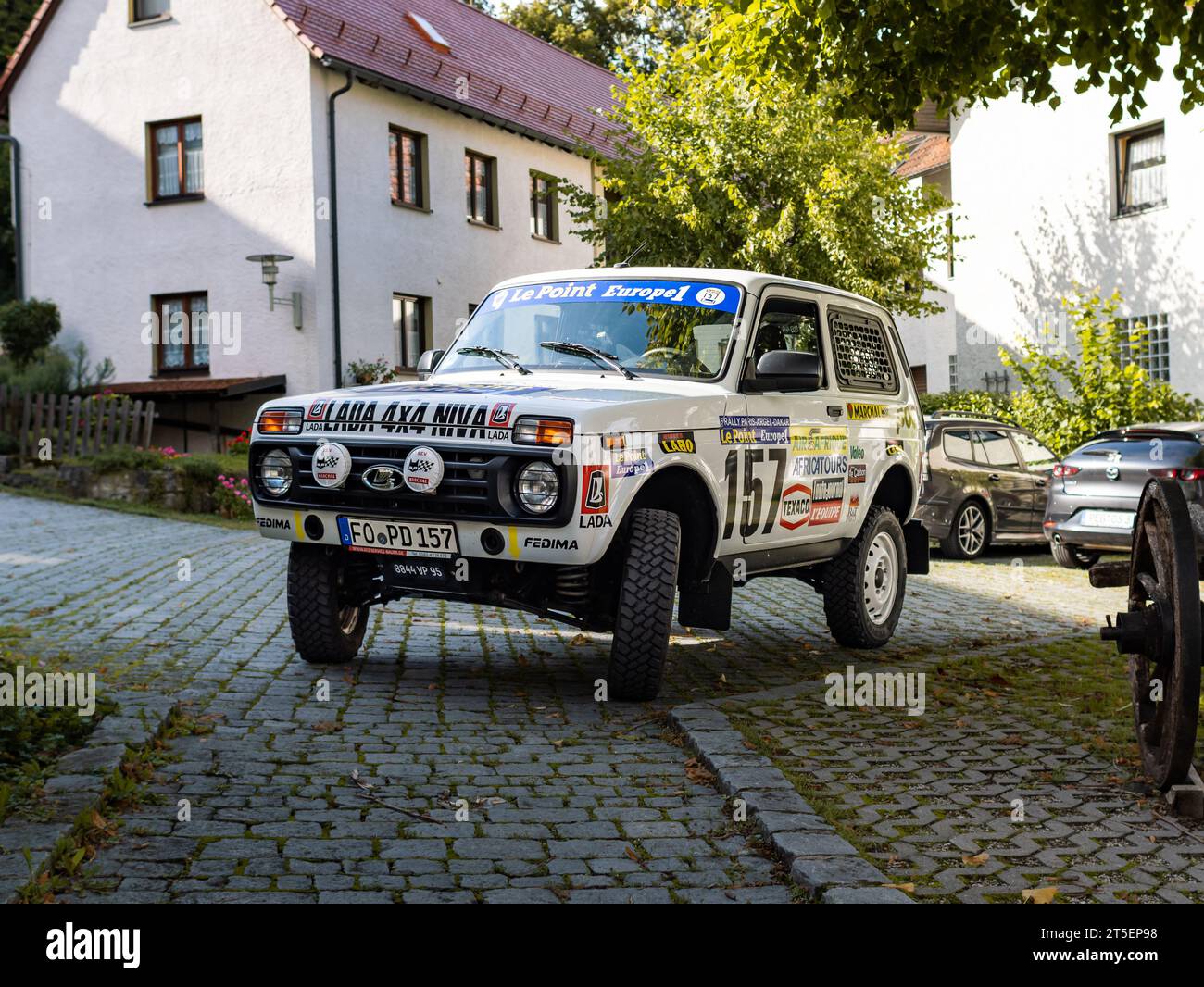 Lada Niva 4x4 Paris Dakar Rallye Parkplatz in der Stadt. Der Offroad-Rennwagen wurde für den Motorsport gebaut. Stockfoto