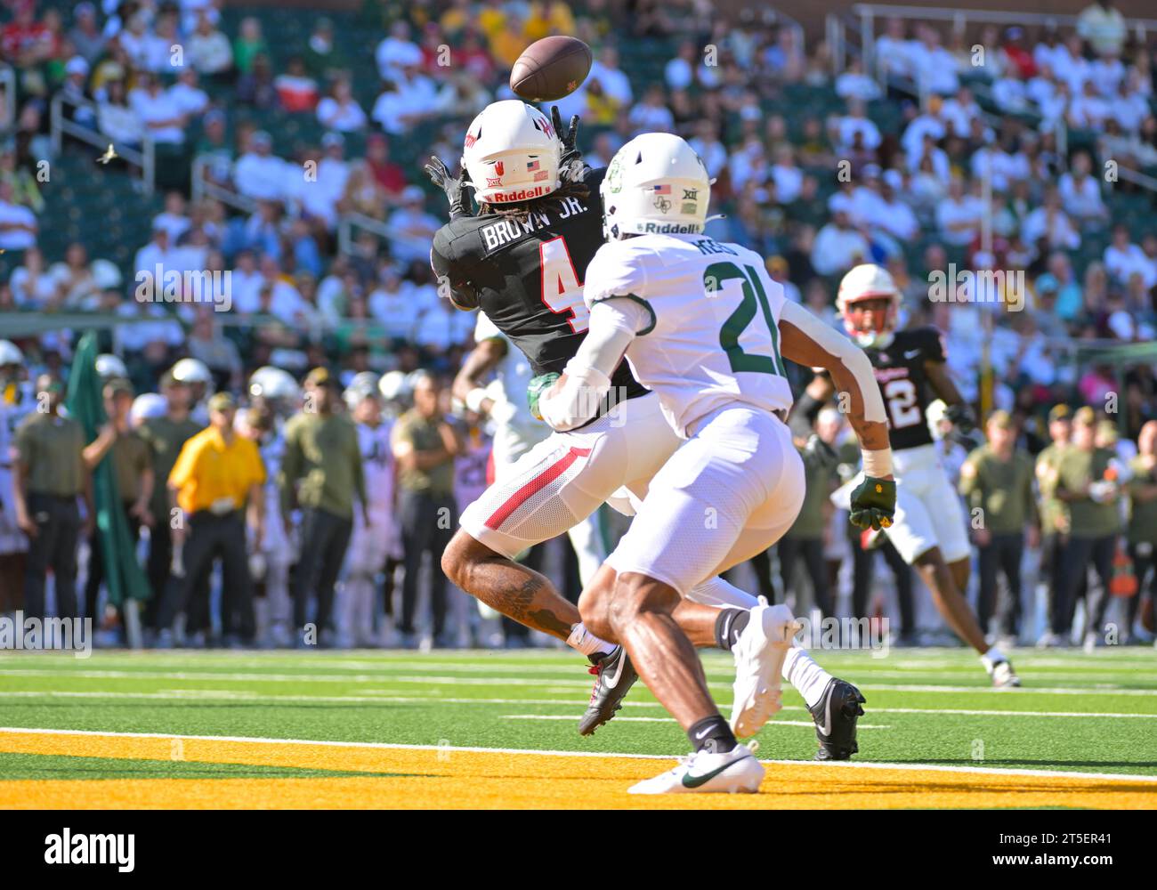 Waco, Texas, USA. November 2023. Samuel Brown (4) der Houston Cougars-Wide-Empfänger Samuel Brown (4) erzielt einen Touchdown gegen Baylor Bears Cornerback Chateau Reed (21) während der 1. Hälfte des NCAA Football-Spiels zwischen den Iowa State Cyclones und Baylor Bears im McLane Stadium in Waco, Texas. Matthew Lynch/CSM/Alamy Live News Stockfoto